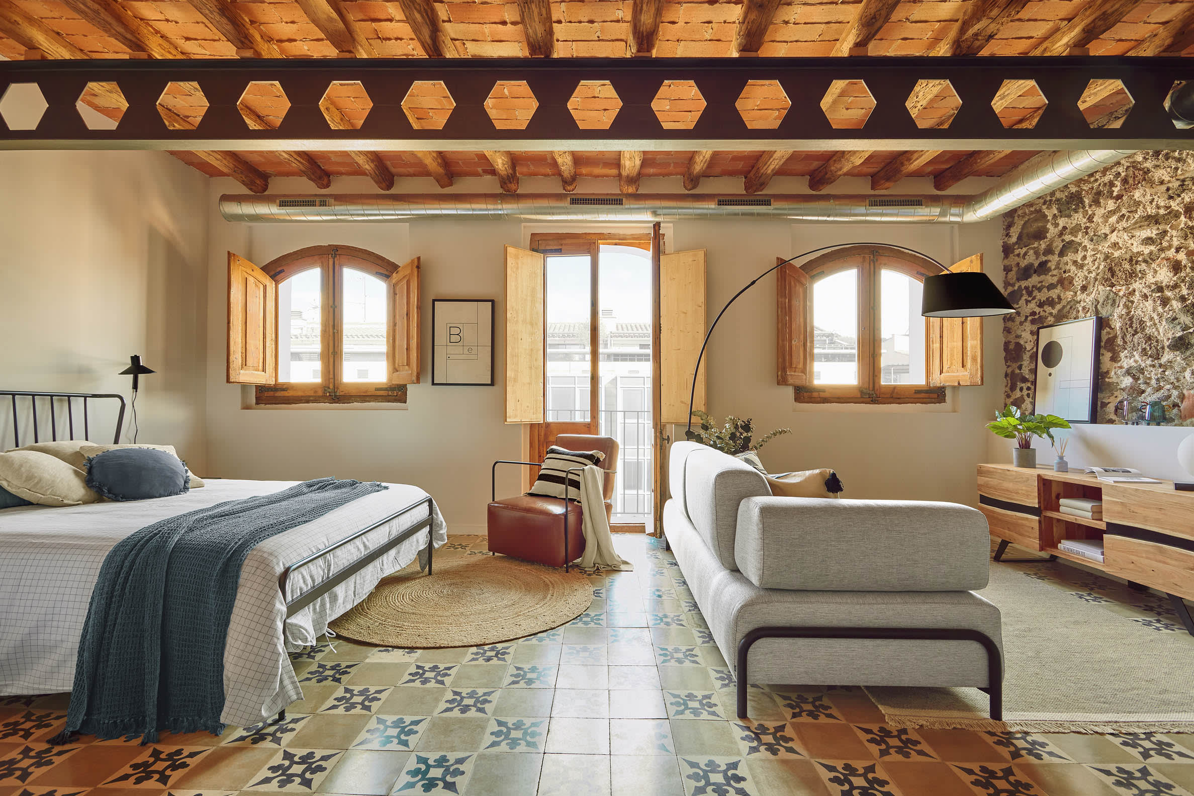 Beige-graues 3-Sitzer Sofa von Kave Home, 252 cm, mit integriertem Tablett für stilvolle Funktionalität und hohen Komfort im Wohnzimmer.