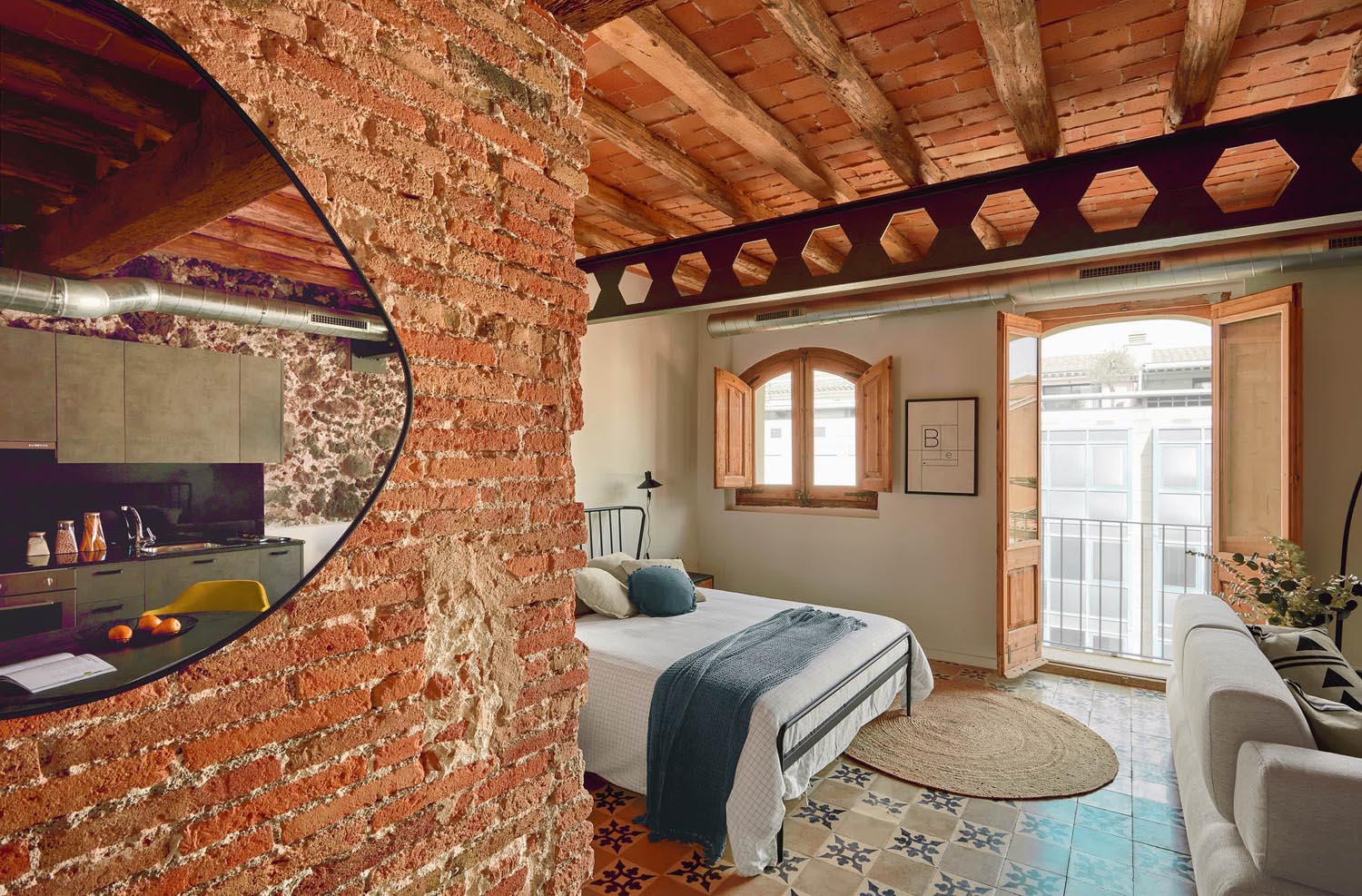 Beige-graues Compo 3-Sitzer Sofa von Kave Home, 252 cm, vereint elegantes Design mit praktischem Tablett für gemütliche Abende und stilvolle Akzente.