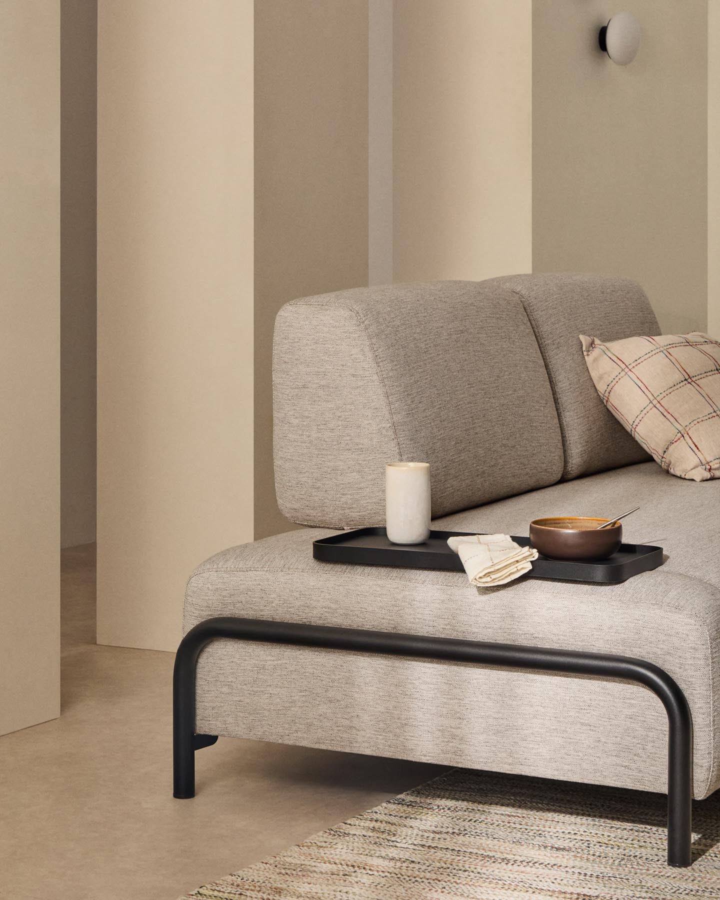 Entdecken Sie das stilvolle 2-Sitzer-Sofa Compo in Graubeige mit praktischem Tablett und modernem Metallgestell – ideal für Ihr Zuhause!