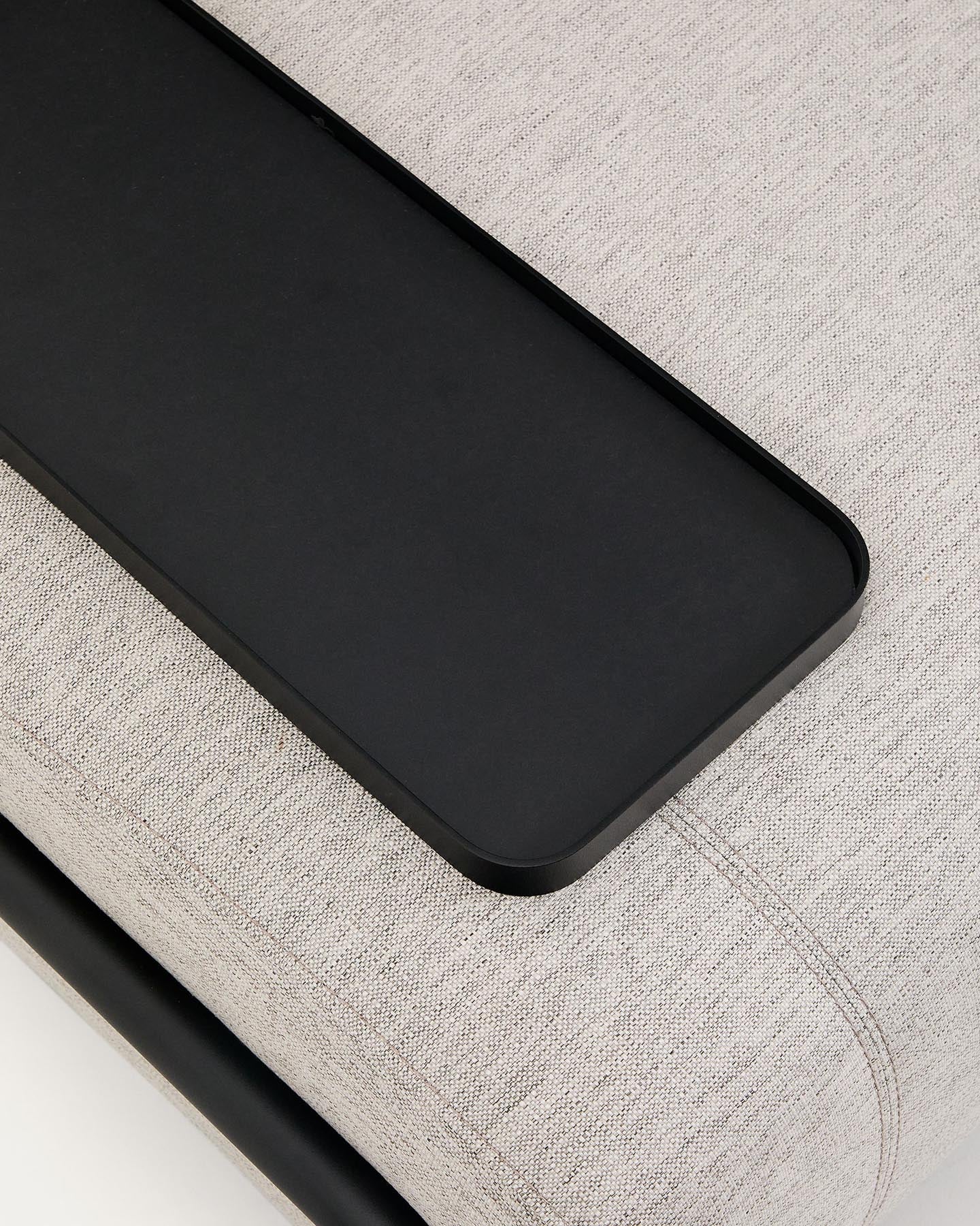 Erleben Sie das elegante 2-Sitzer-Sofa Compo in Graubeige mit praktischem Tablett und robustem Metallgestell – der perfekte Komfort für Ihr Wohnzimmer!