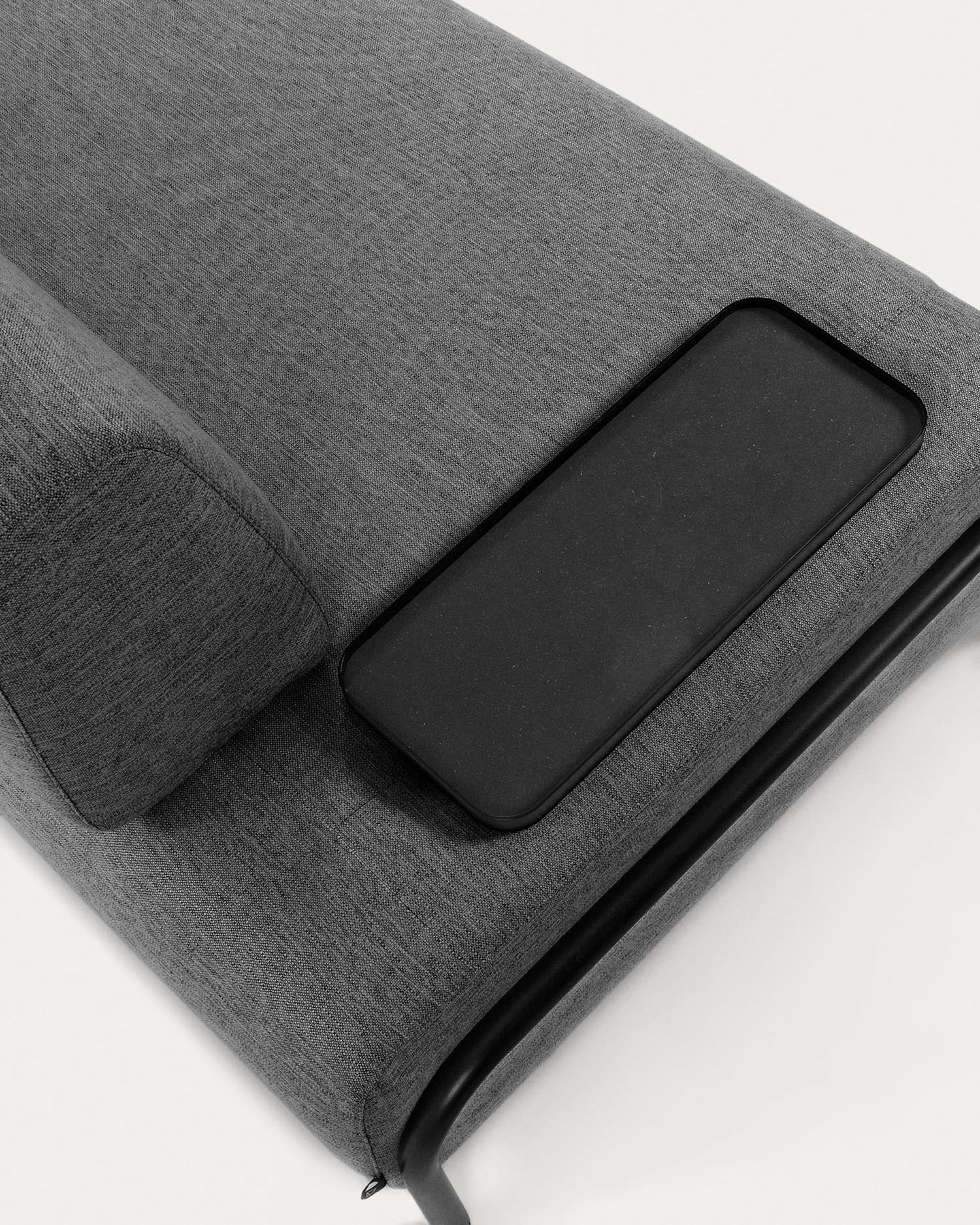 Stilvolles 3-Sitzer Sofa in Dunkelgrau, 232 cm, mit praktischem Tablett. Perfekt für gemütliche Abende und modernes Wohnen von Kave Home.