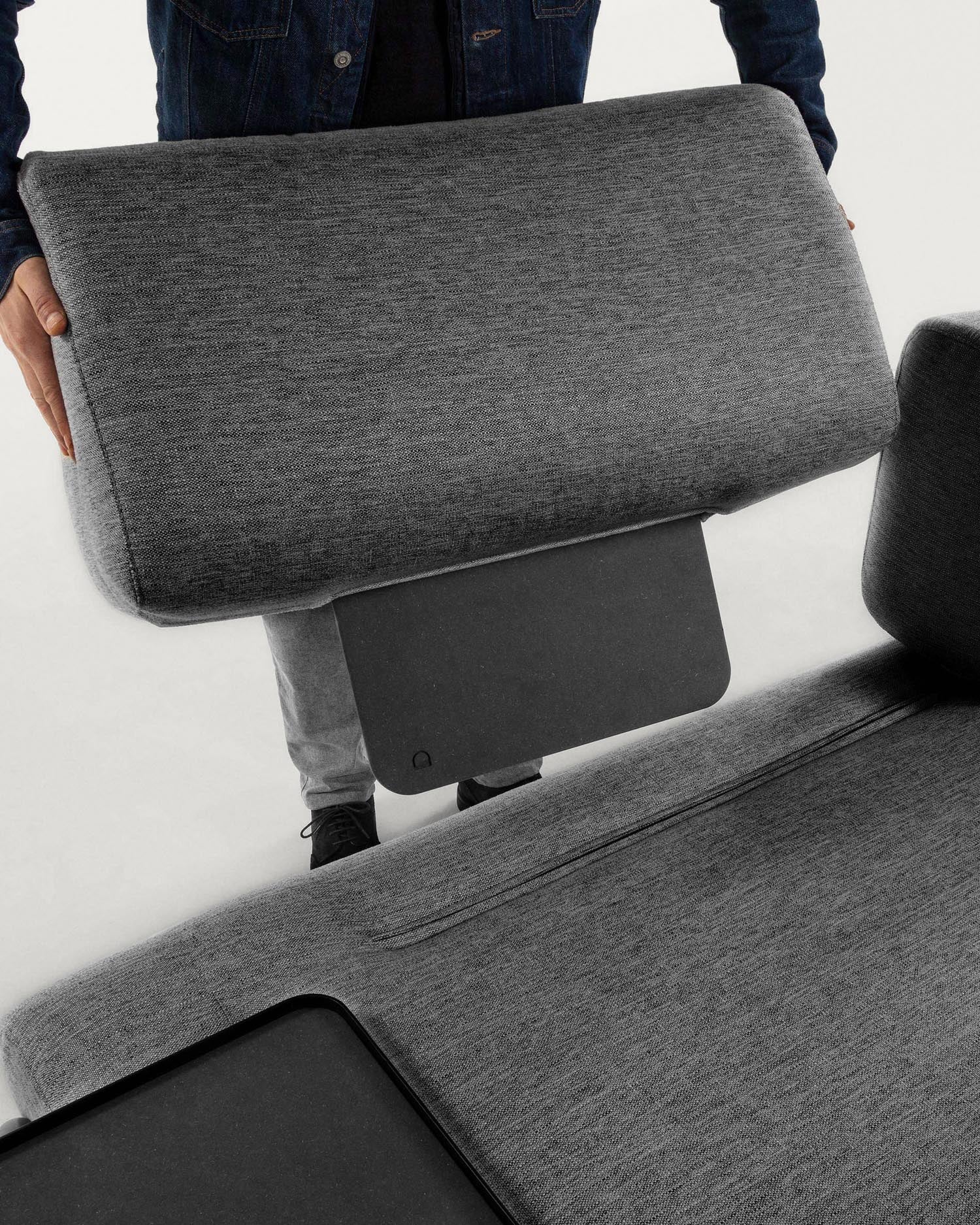 Modernes 3-Sitzer Sofa in Dunkelgrau, 232 cm, mit praktischem Tablett. Perfekt für gemütliche Abende und stilvolle Wohnräume.