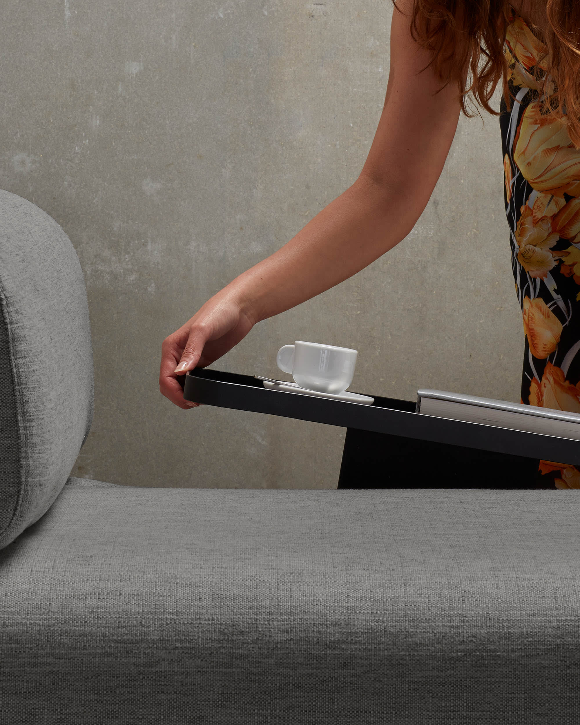 Elegantes 3-Sitzer Sofa in Dunkelgrau, 232 cm, mit integriertem Tablett. Perfekt für modernes Wohnen, von Kave Home.