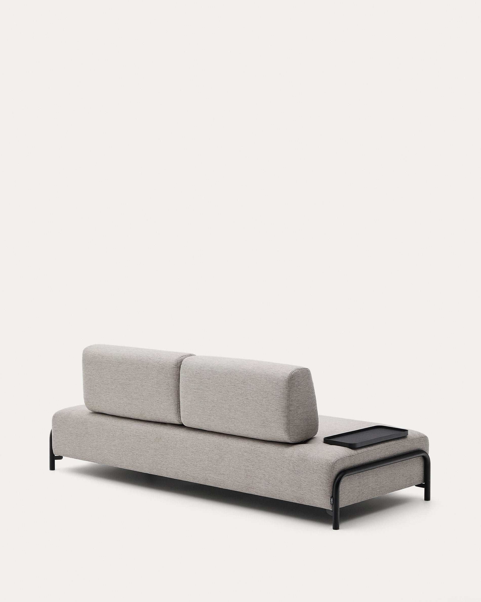 Das Kave Home Compo 3-Sitzer Sofa in Beige-Grau, 232 cm, kombiniert stilvolles Design mit einem funktionalen Tablett.