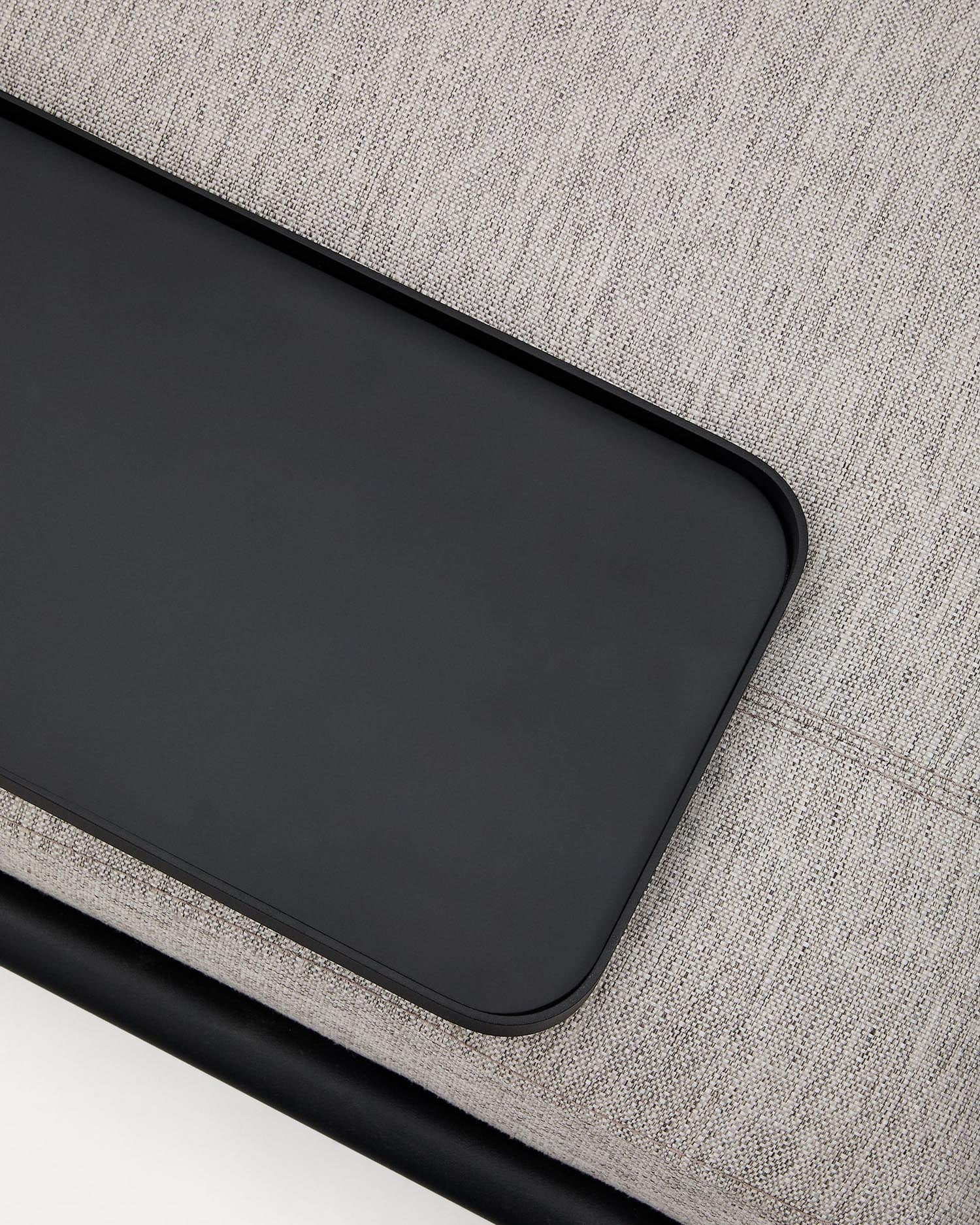 Entdecken Sie das stilvolle Compo 3-Sitzer Sofa in Beige-Grau von Kave Home – perfekt für Ihr modernes Wohnzimmer mit praktischem Tablett.