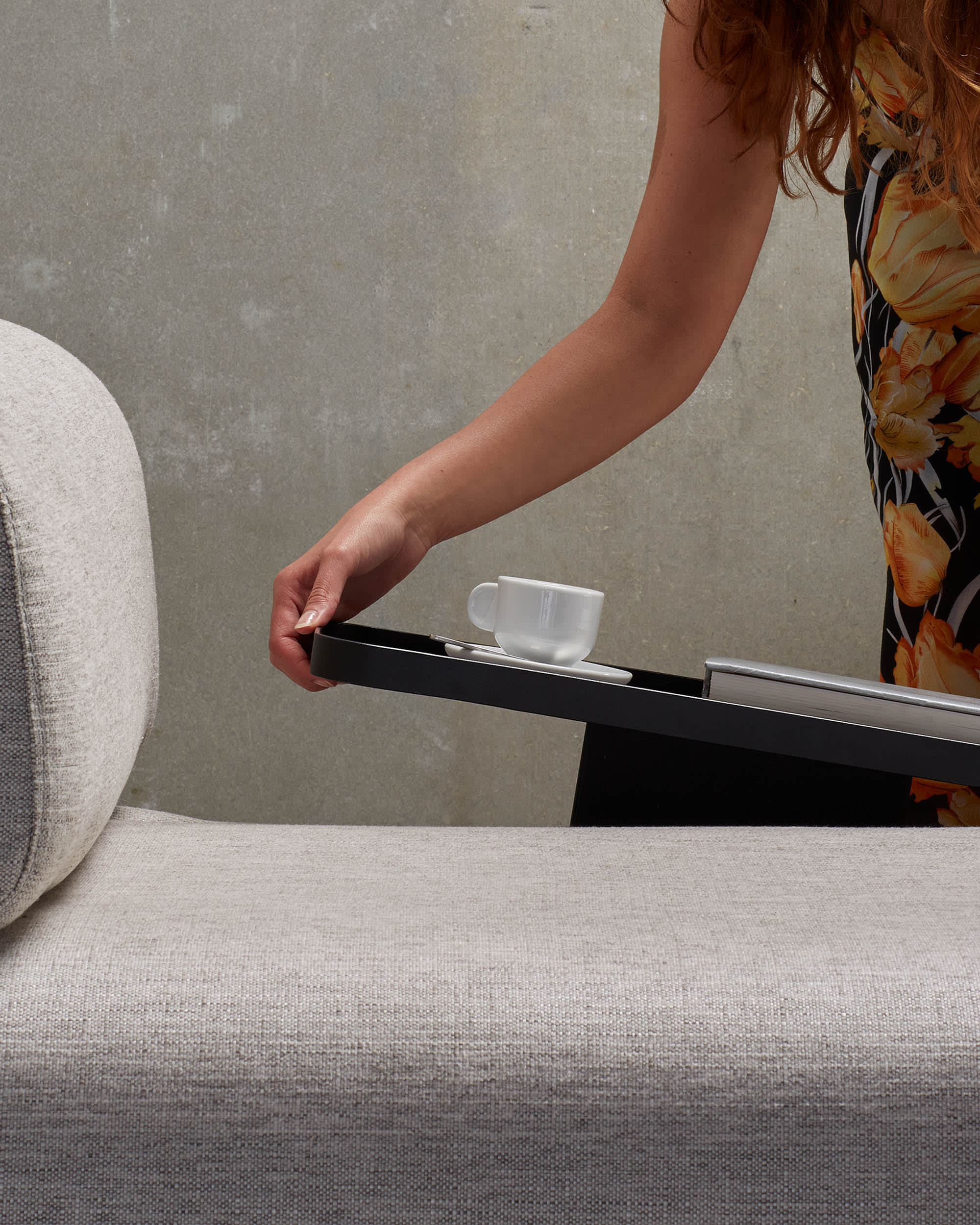 Das Kave Home Compo Sofa in Beige-Grau, 3-Sitzer, 232 cm, mit integriertem Tablett, vereint modernes Design und Funktionalität.