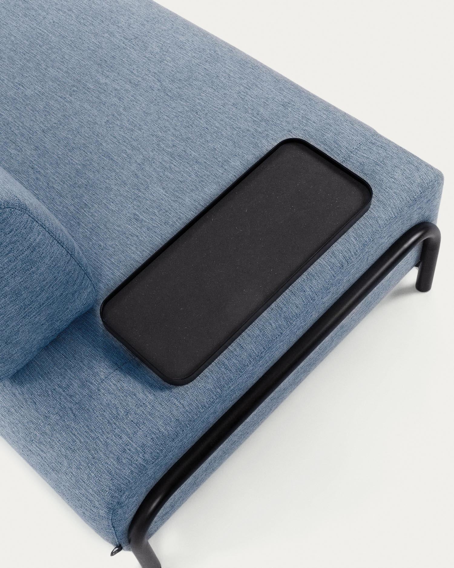 Stilvolles Compo 3-Sitzer Sofa in Blau von Kave Home: Komfortabel, mit praktischem Tablett und robustem Design für Ihr Wohnzimmer.