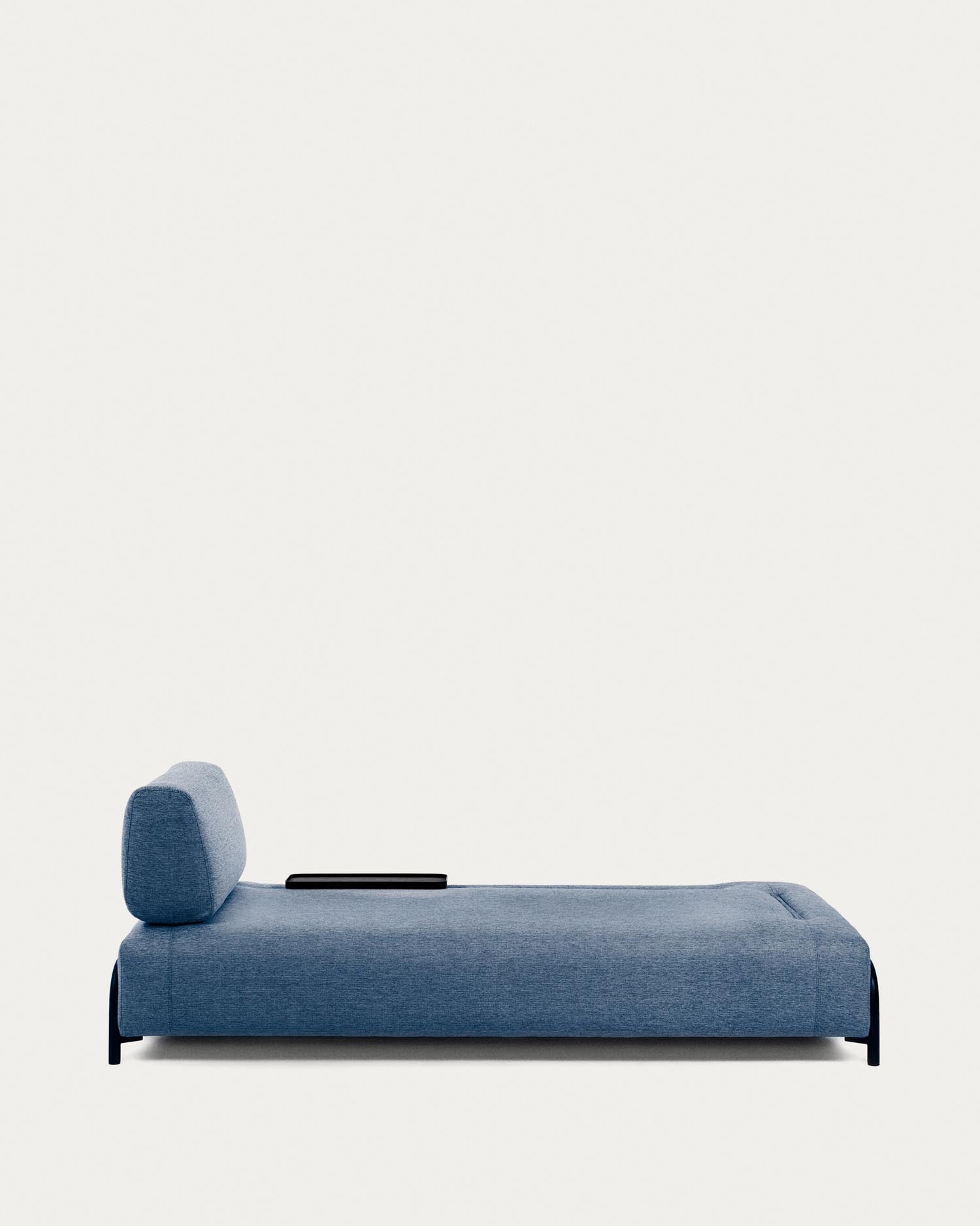Genießen Sie stilvolle Entspannung mit dem Compo 3-Sitzer Sofa in Blau von Kave Home. Mit integriertem Tablett für Snacks und Getränke.