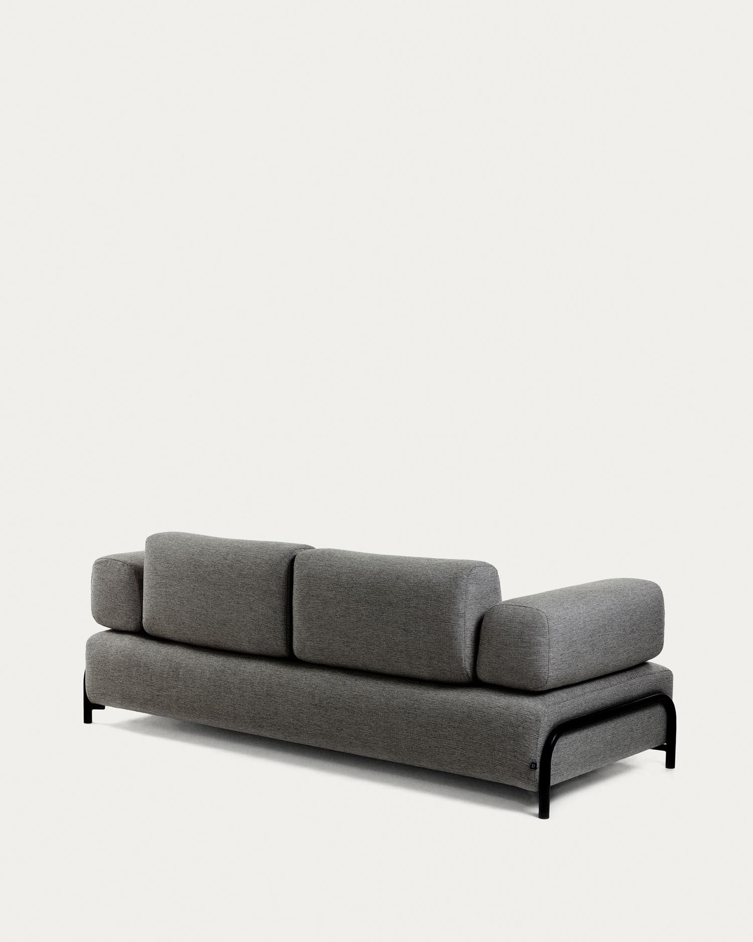Das Kave Home Compo 3-Sitzer Sofa in Dunkelgrau (232 cm) kombiniert zeitloses Design mit hohem Komfort für moderne Wohnräume.
