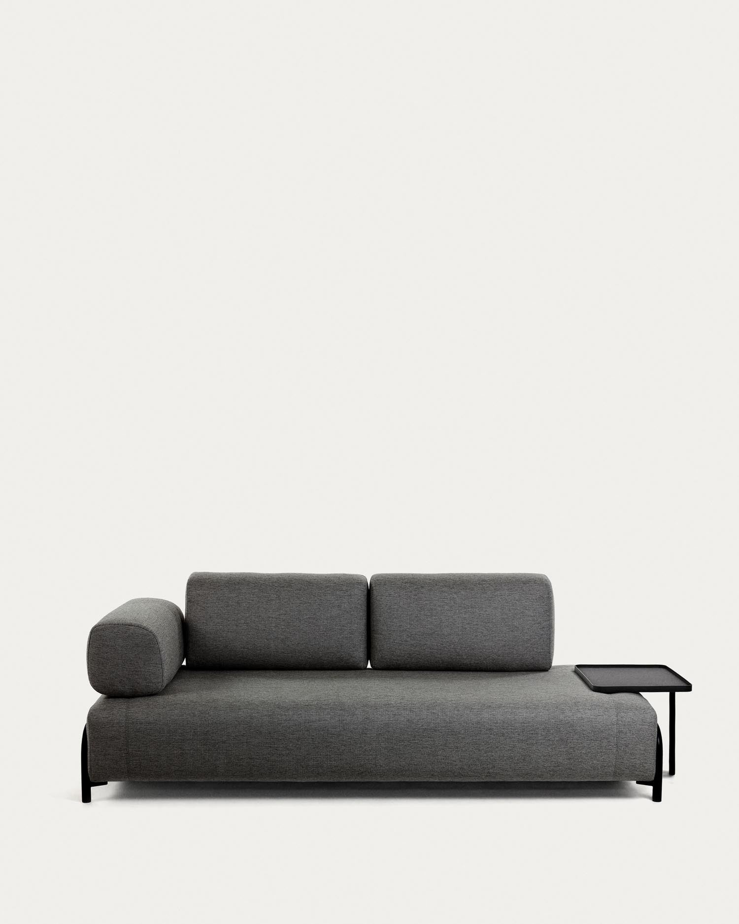 Das Kave Home Compo Sofa, 3-Sitzer, dunkelgrau, 232 cm, vereint modernes Design und Komfort für stilvolle Wohnräume.