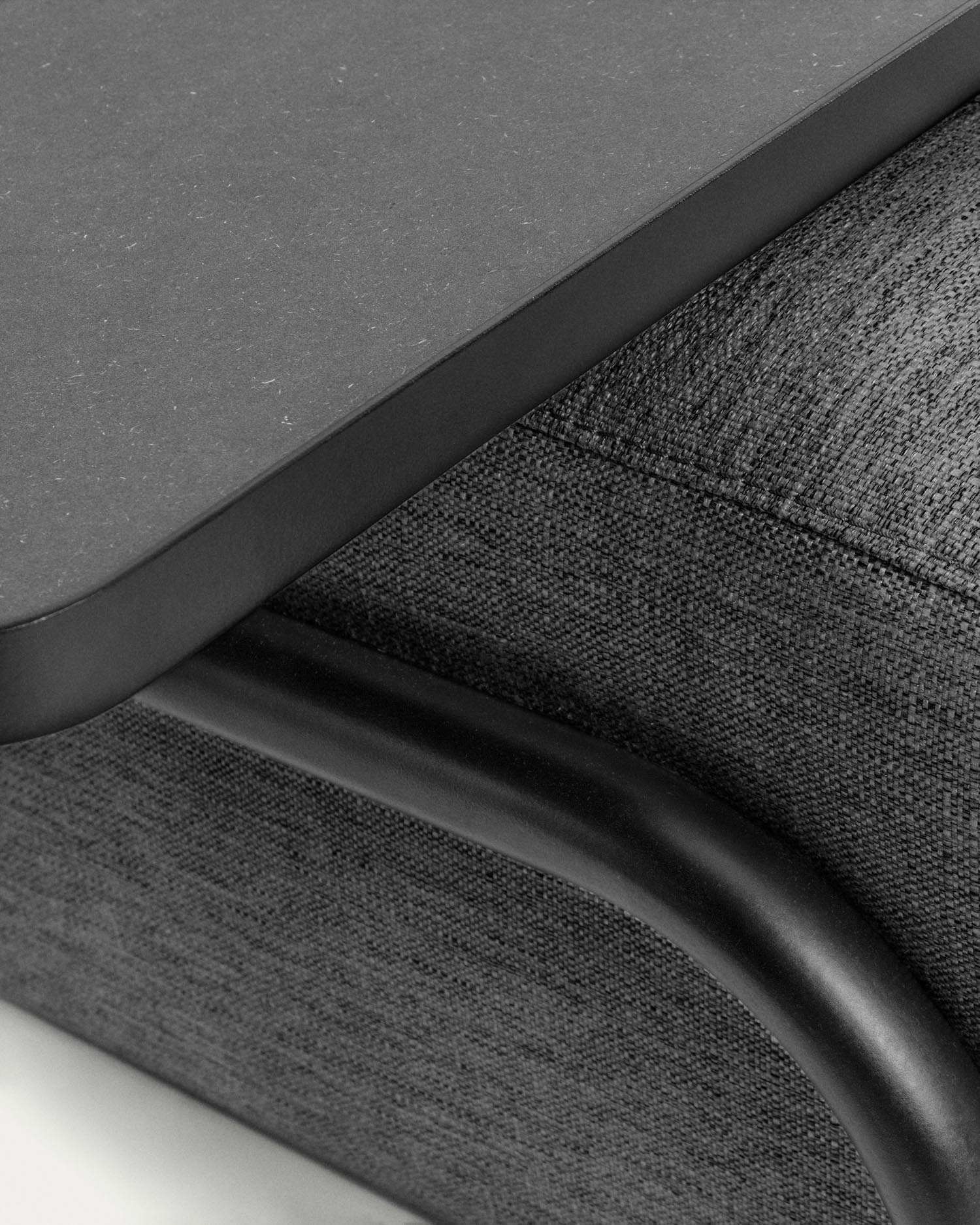 Das Compo 3-Sitzer Sofa in Dunkelgrau von Kave Home bietet großzügigen Platz und zeitloses Design, perfekt für moderne Wohnräume.