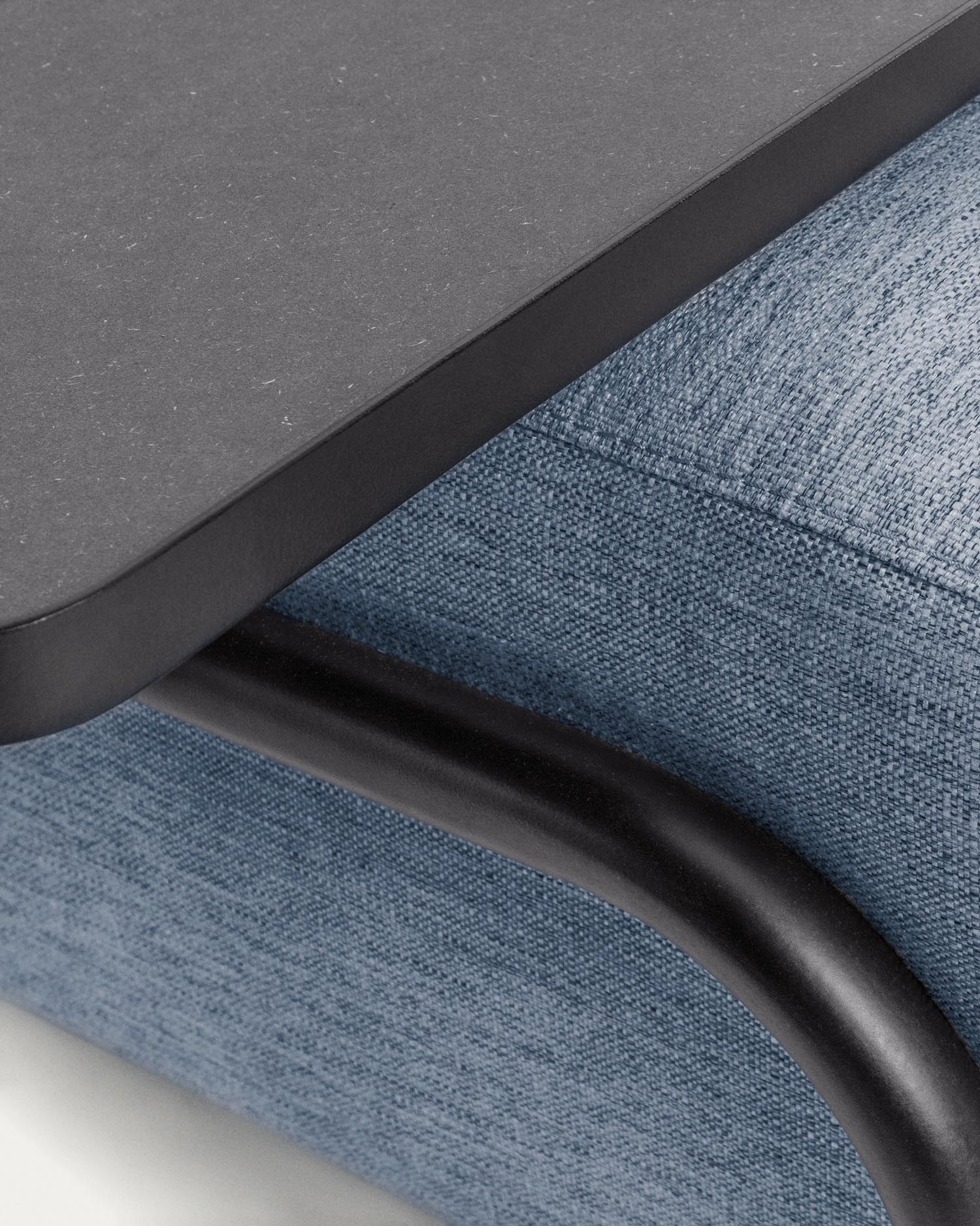 Das elegante Compo 3-Sitzer Sofa in Blau von Kave Home bietet mit 232 cm Platz für Entspannung und gesellige Momente – ein stilvolles Highlight für Ihr Wohnzimmer.