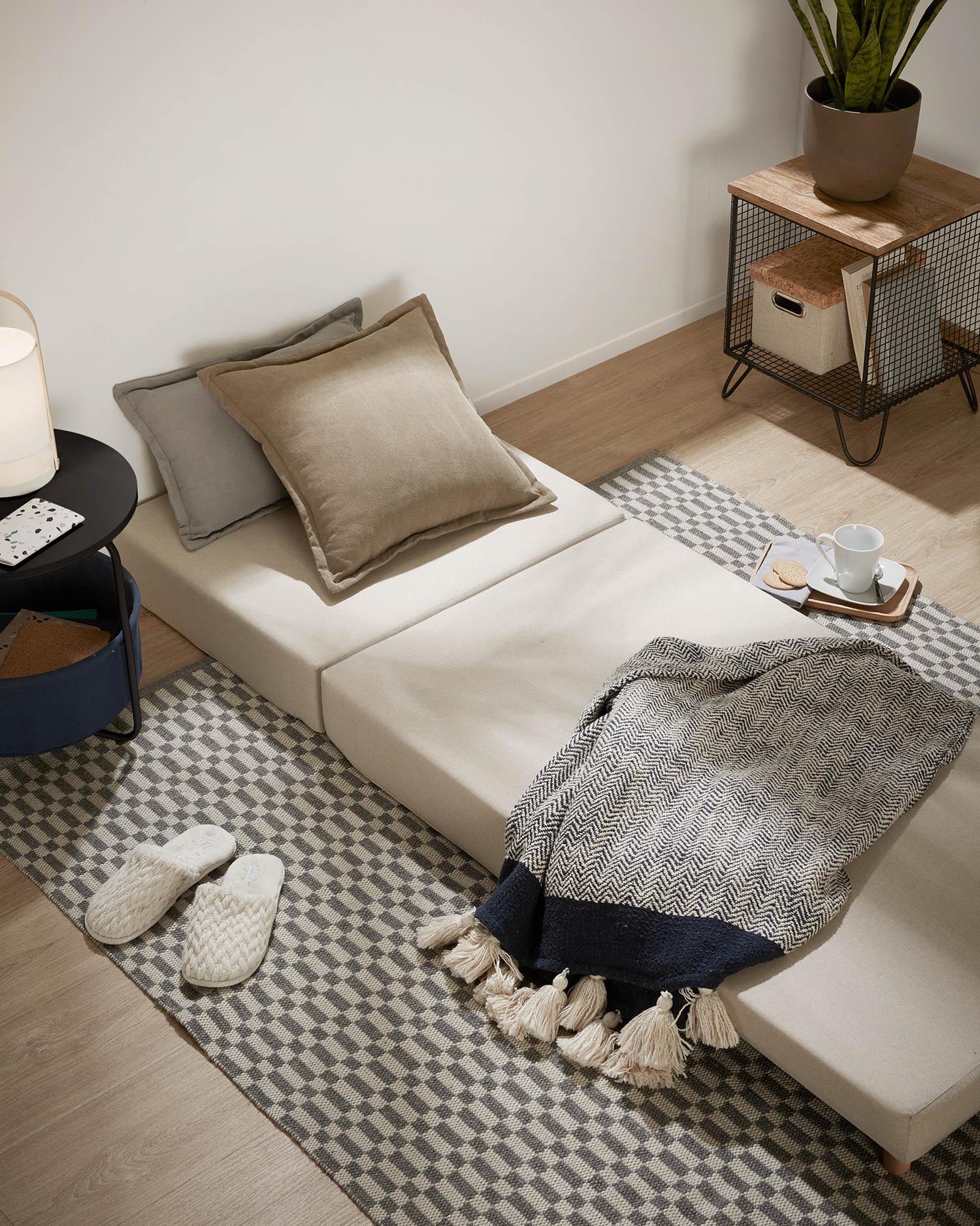 Entdecken Sie den Lizzie Pouf von Kave Home: ein stilvolles, multifunktionales Möbelstück in elegantem Beige, ideal als Sitzgelegenheit oder Gästebett.