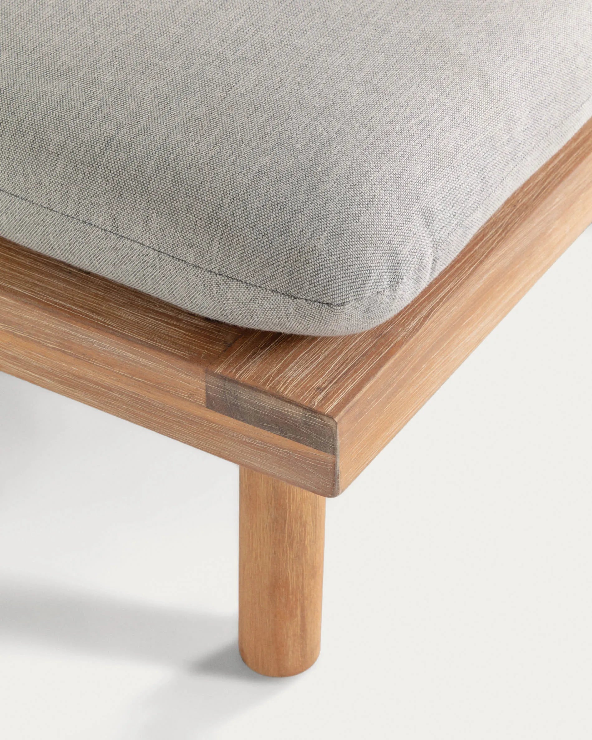 Das Viridis Set: Zwei Sessel und ein Tisch aus robustem Akazienholz, ideal für stilvolle Entspannung im Freien.