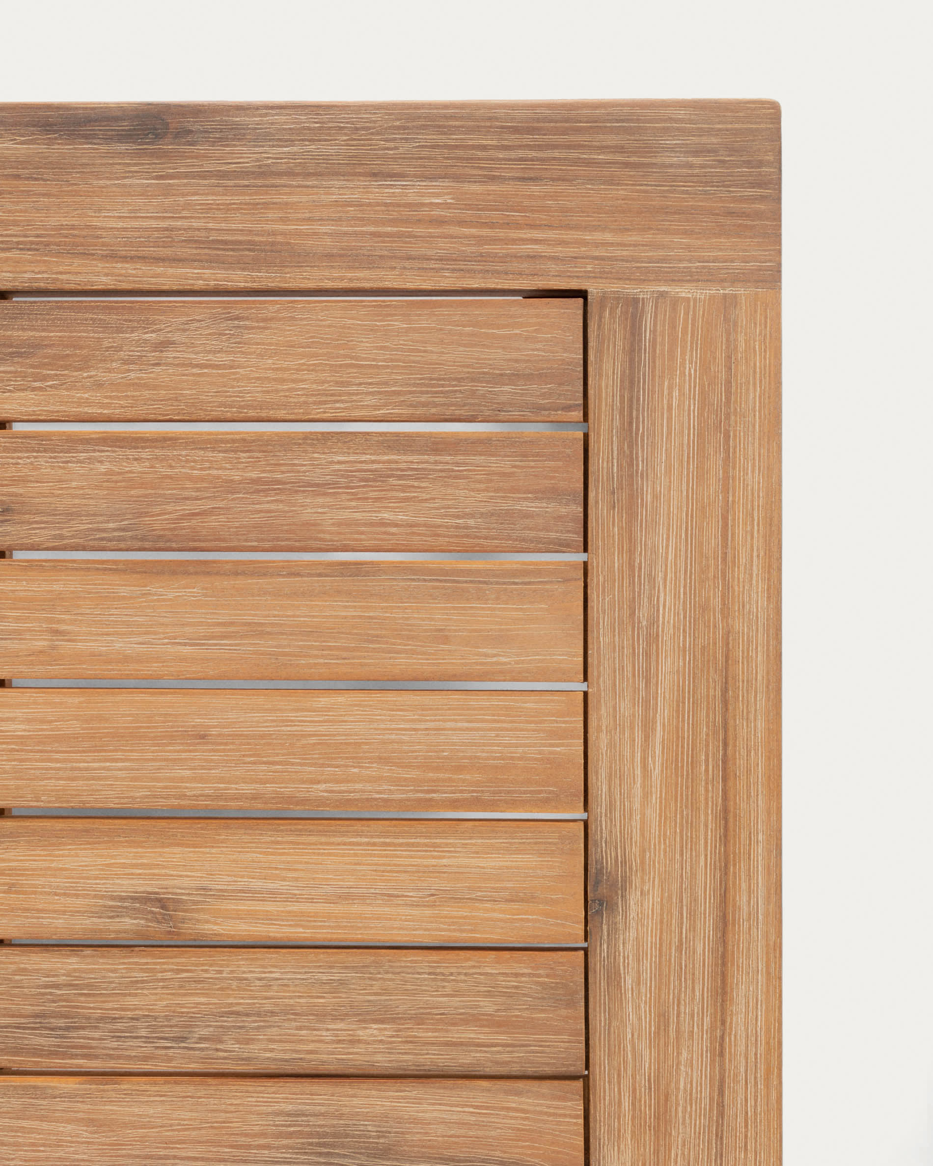 Das Viridis Set von Kave Home bietet 2 FSC-zertifizierte Sessel und einen Tisch, perfekt für umweltbewusste und elegante Außenbereiche.