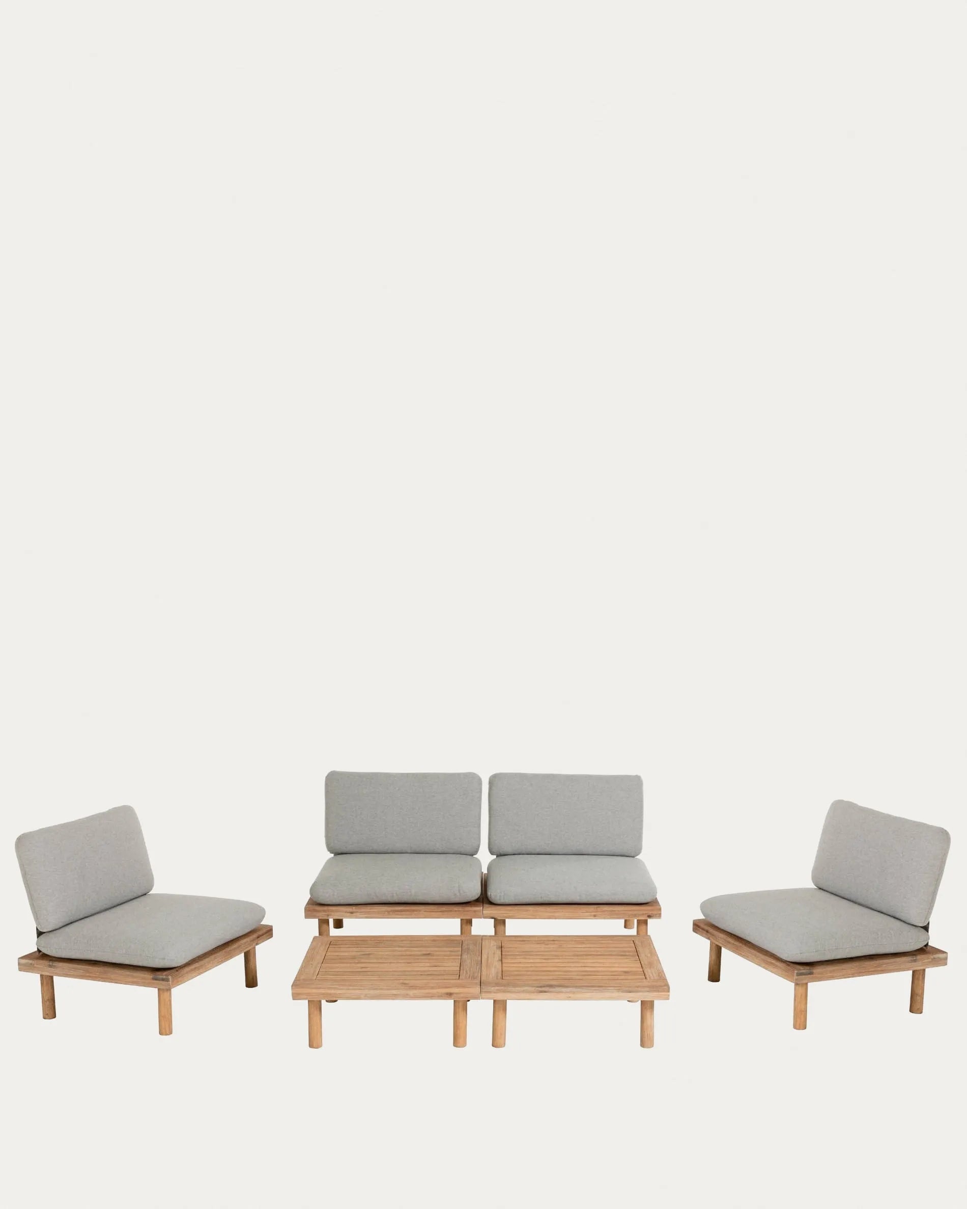 Das Viridis Outdoor Set von Kave Home umfasst 4 Sessel und 2 Tische aus FSC-zertifiziertem Holz, perfekt für moderne Terrassen.