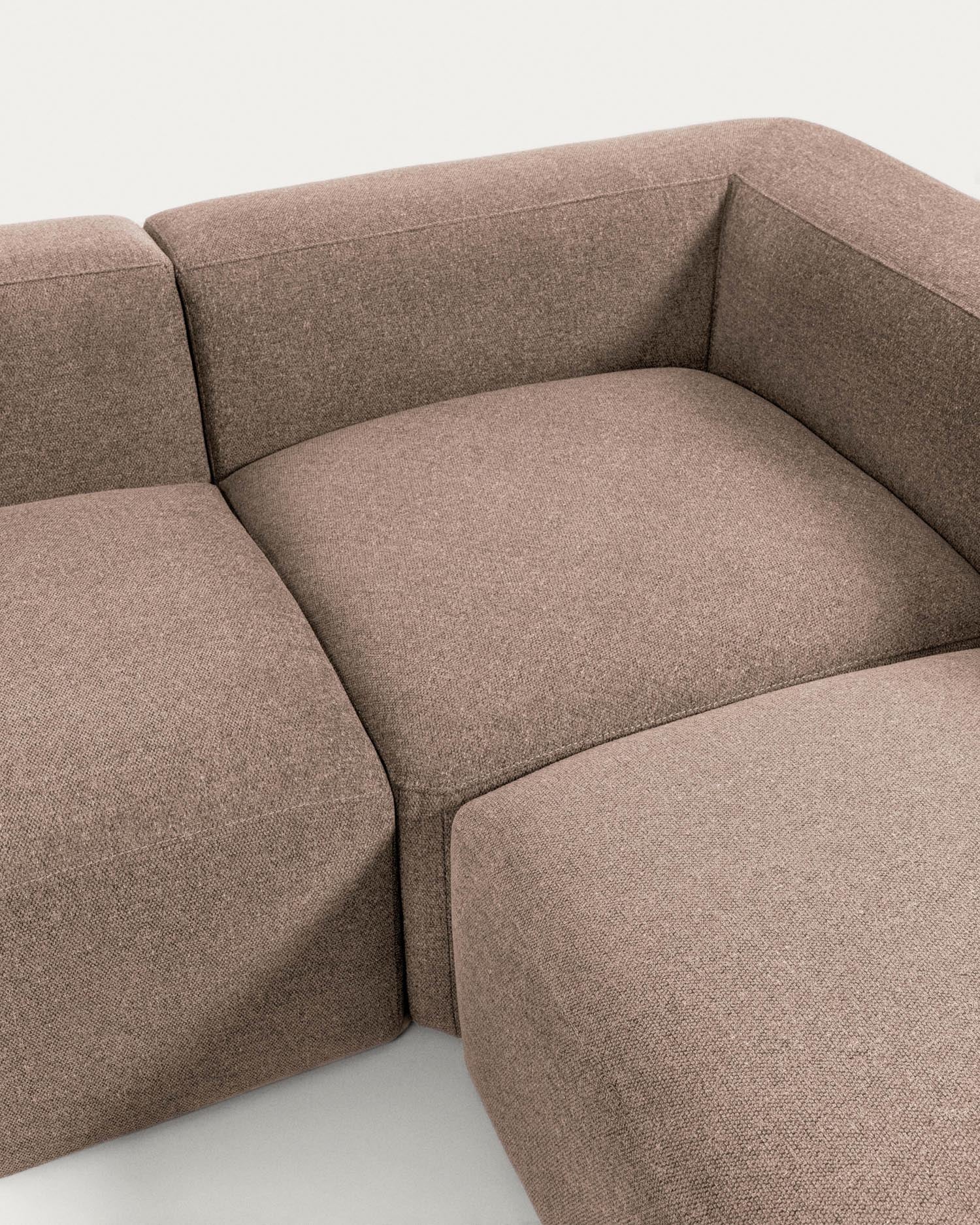 Entdecken Sie das stilvolle 4-Sitzer-Ecksofa Blok in rosa Chenille – ein perfektes Zusammenspiel aus modernem Design, Komfort und umweltfreundlicher Qualität.