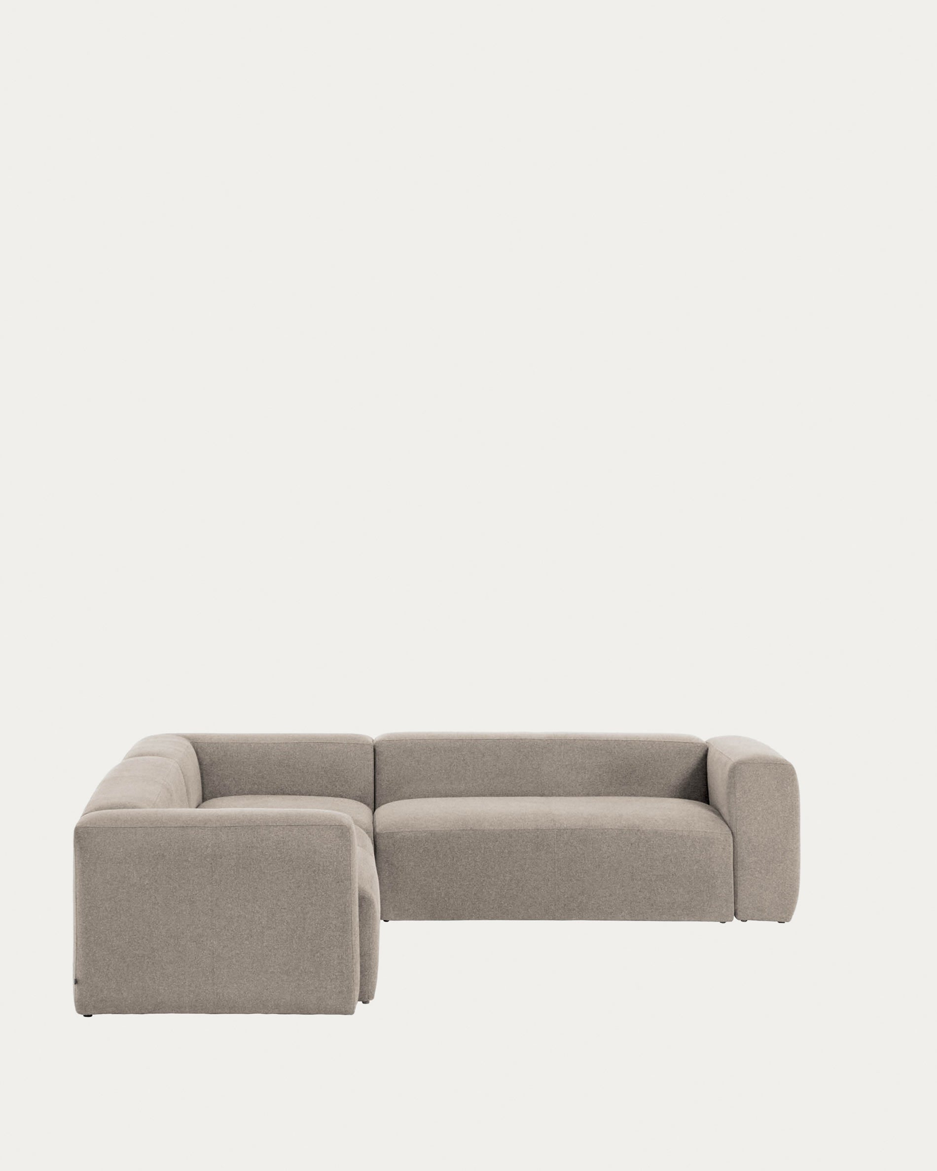 Modernes, beiges Ecksofa Blok von Kave Home, 5-Sitzer, Masse 320x290 cm, stilvoll und komfortabel für Ihr Zuhause.