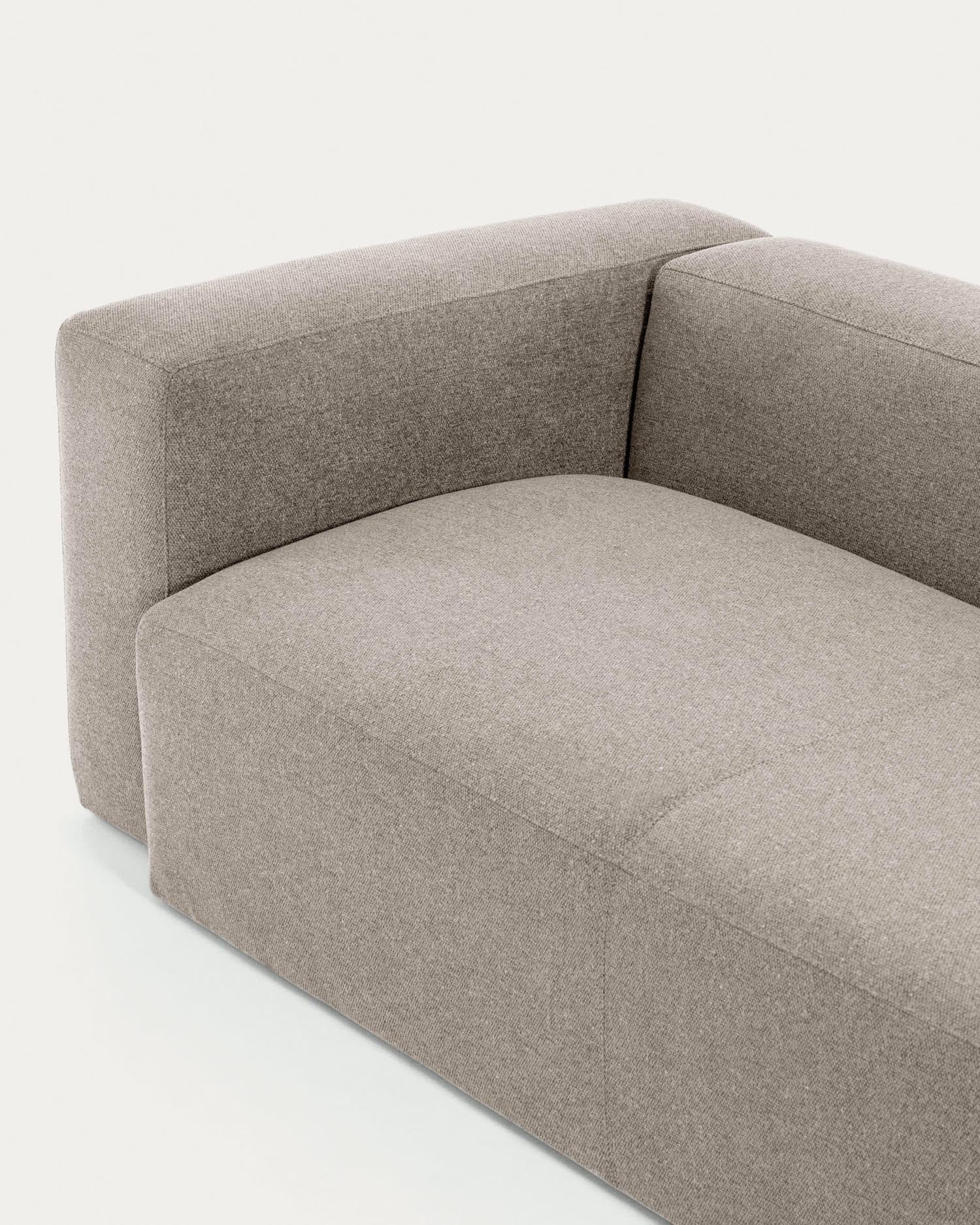 Entdecken Sie das Blok 5-Sitzer-Ecksofa in Beige von Kave Home: Elegantes Design, großzügige Abmessungen und optimaler Komfort für entspannte Stunden mit Familie und Freunden.