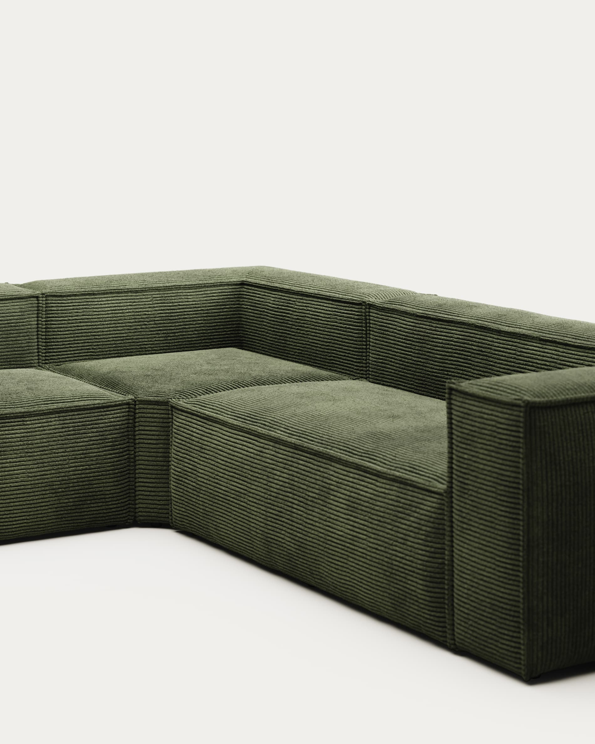 Entdecken Sie das Blok 5-Sitzer-Ecksofa in elegantem, grünem Cord. Mit großzügigen 320 x 290 cm bietet es Komfort und Stil für Ihr Zuhause.