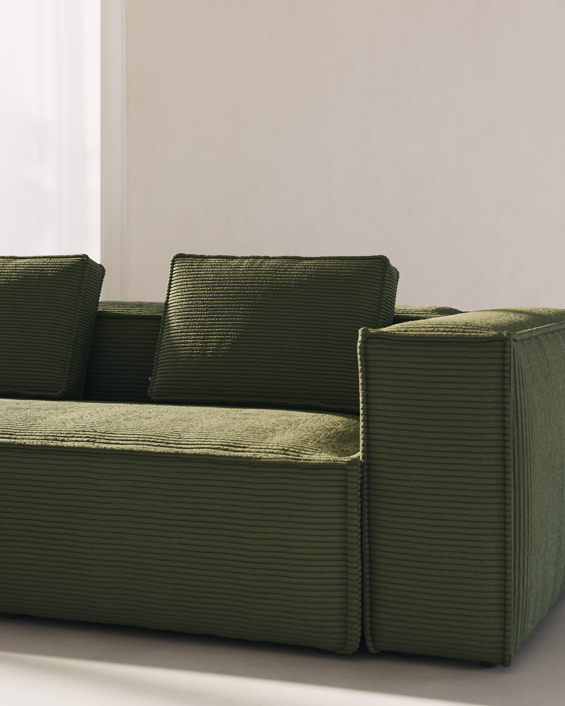Elegantes Ecksofa Blok für 5 Personen, grüner Cord, Masse 320x290 cm, FSC-zertifiziert, modern und umweltfreundlich.