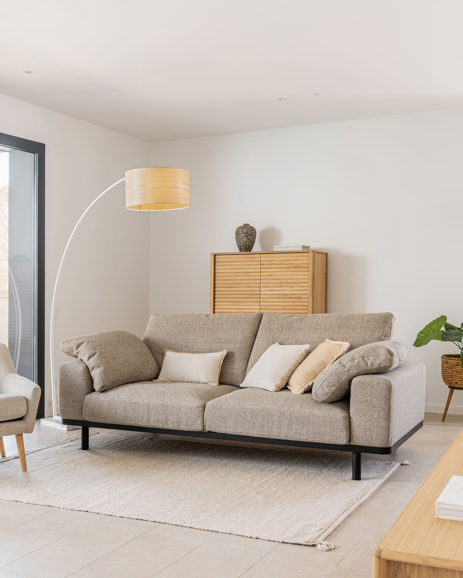 Noa Set aus Armlehnkissen beige in Beige präsentiert im Onlineshop von KAQTU Design AG. Deko Kissen ist von Kave Home