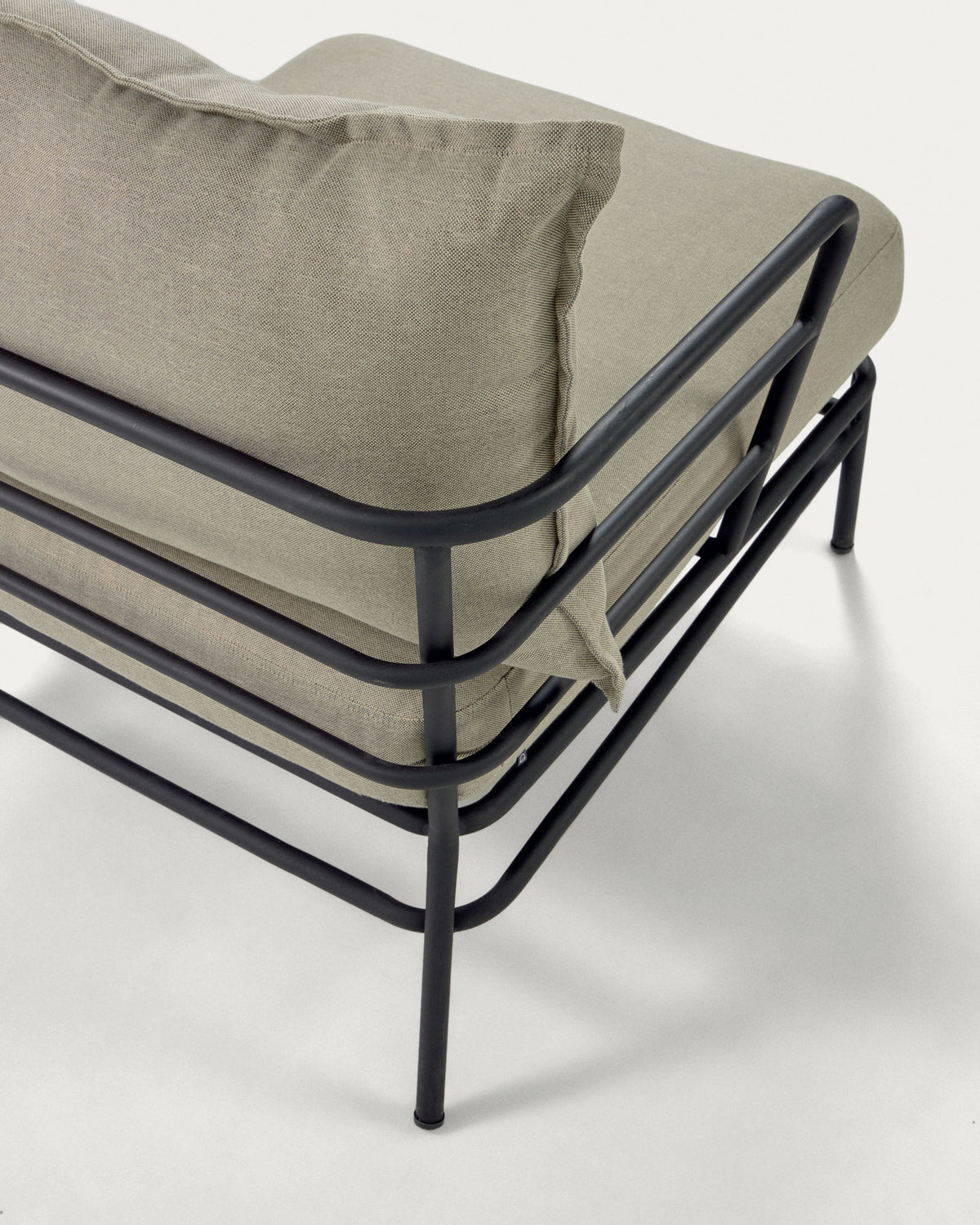 Mareluz Sessel aus schwarzem Stahl in Beige, Schwarz präsentiert im Onlineshop von KAQTU Design AG. Outdoor-Sessel mit Armlehnen ist von Kave Home