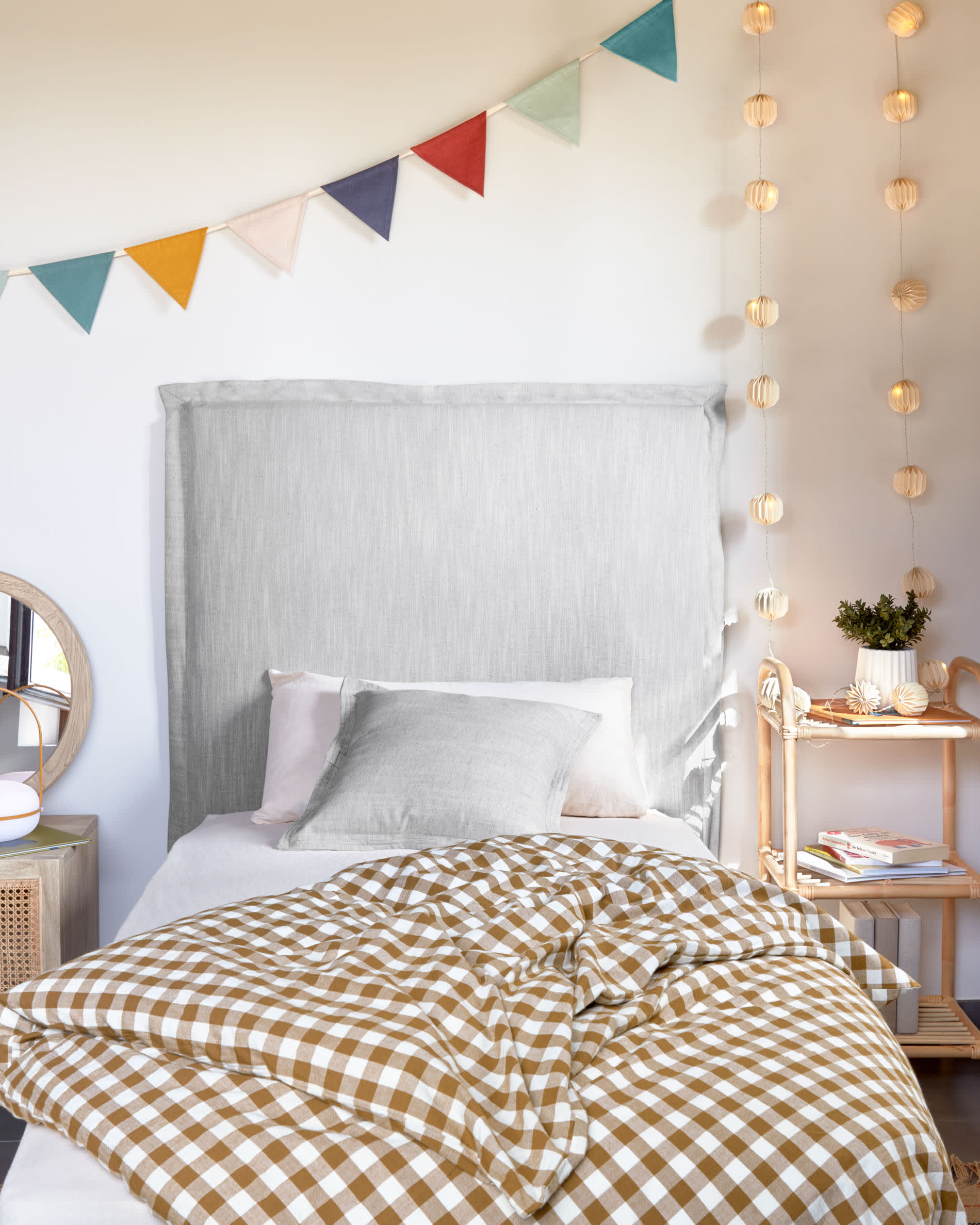 Das Dulcia Kissen 30x60 cm von Kave Home bietet stilvolles Design und hohle Silikonfaserfüllung für höchsten Komfort.