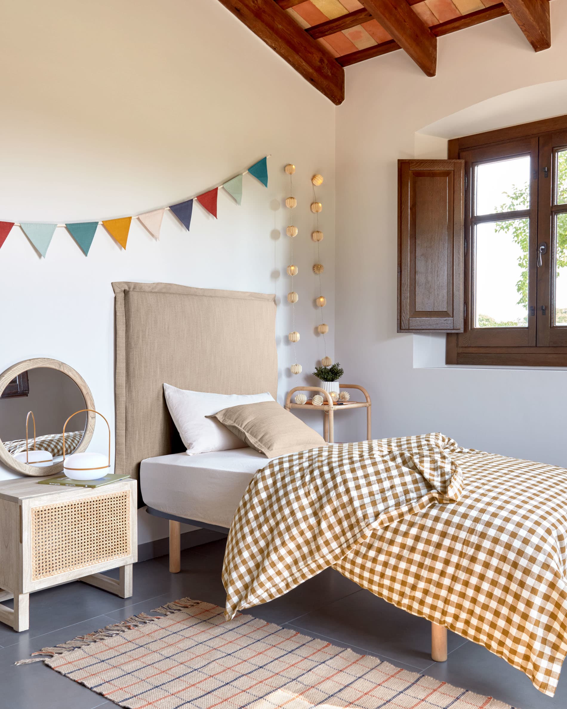 Das Dulcia Kissen von Kave Home, 30x60 cm, bietet Komfort mit hohler Silikonfaserfüllung und ist ideal für stilvolle Wohnräume.