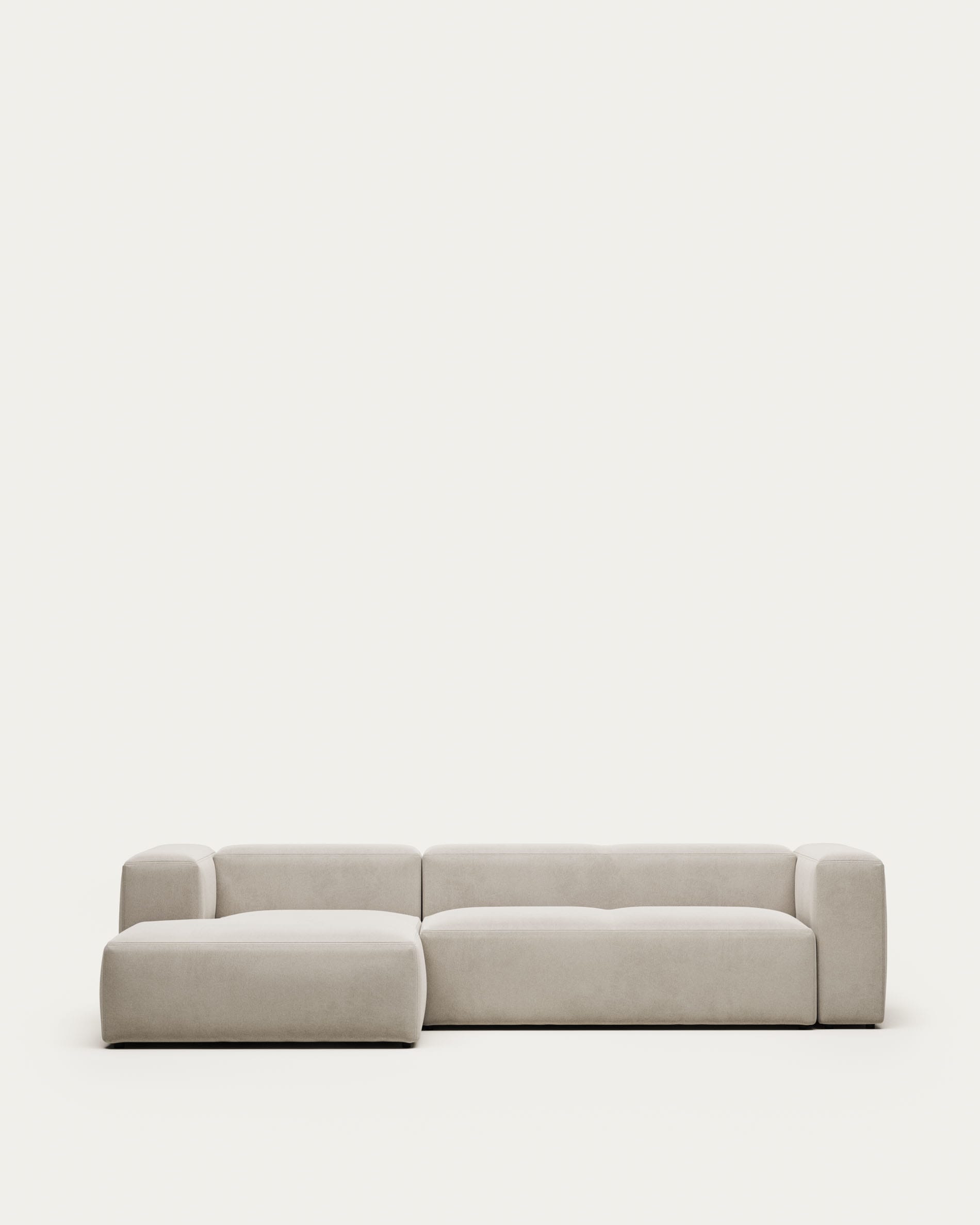 3D-Modell eines eleganten, beigen Blok 3-Sitzer Sofas mit linker Chaiselongue, 300 cm breit, von Kave Home.