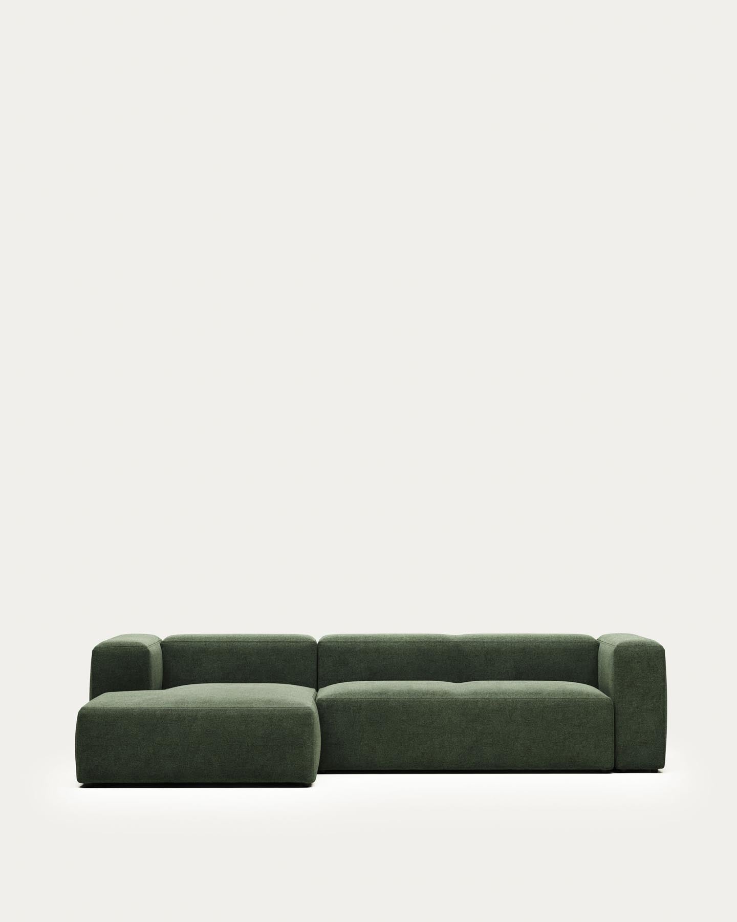 3-Sitzer-Sofa Blok mit Chaiselongue links, schwer entflammbar mit grüner Chenille, 300 cm in Grün präsentiert im Onlineshop von KAQTU Design AG. 3er Sofa ist von Kave Home