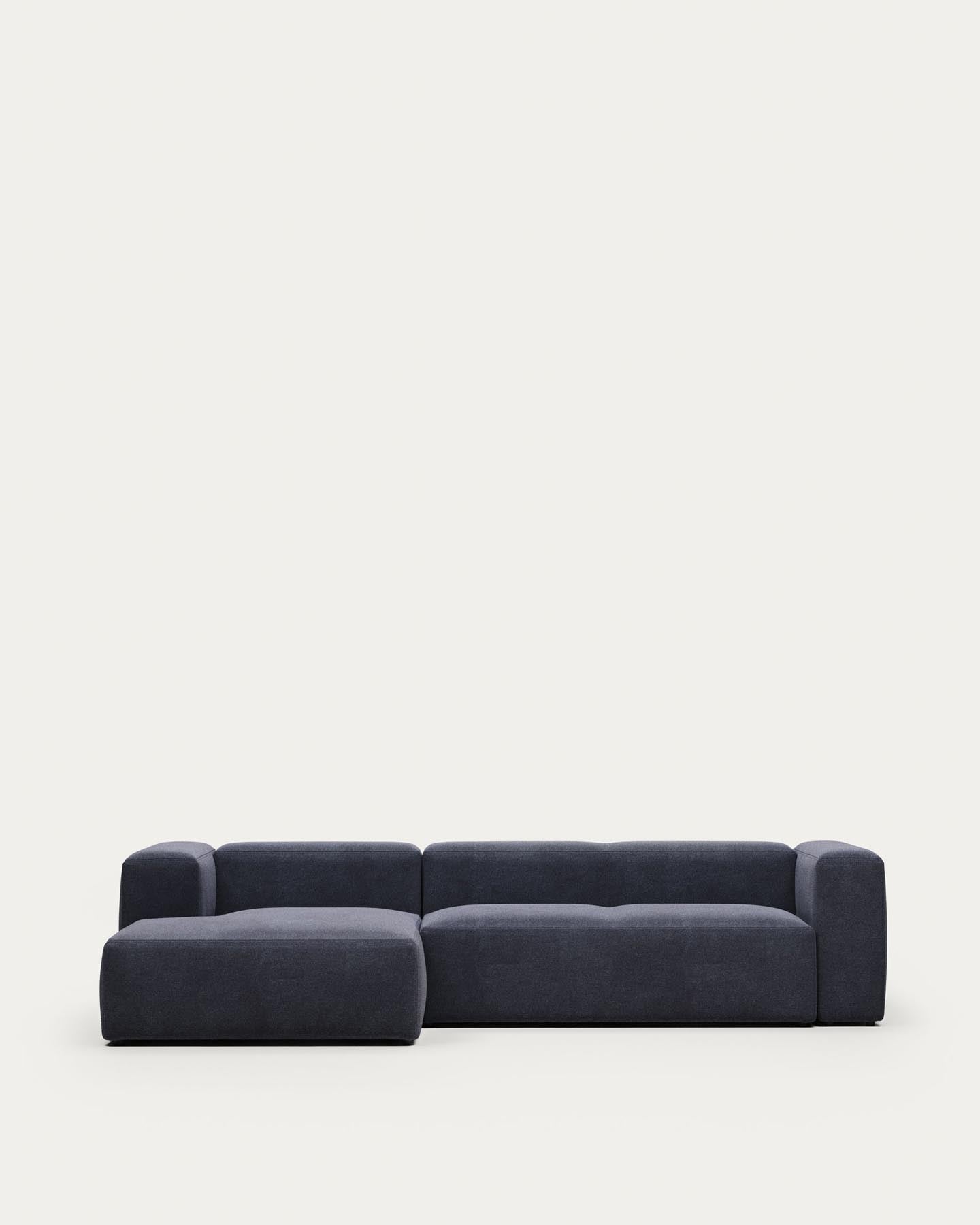 3-Sitzer-Sofa Blok mit Chaiselongue links, schwer entflammbar mit blauer Chenille, 300 cm in Blau präsentiert im Onlineshop von KAQTU Design AG. 3er Sofa ist von Kave Home