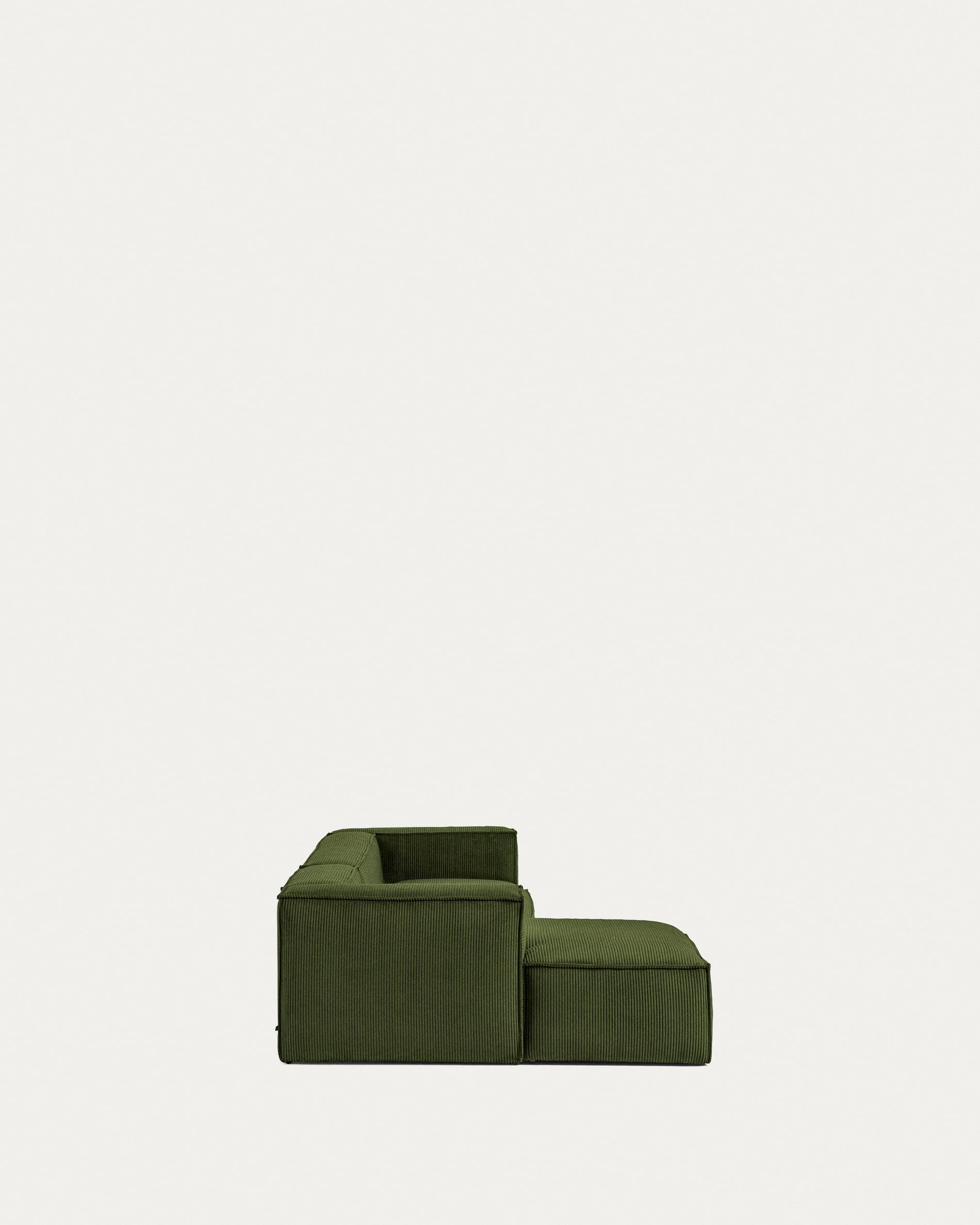 Das grüne Blok 3-Sitzer-Sofa mit linker Chaiselongue aus breitem Cord vereint Stil, Komfort und FSC-zertifizierte Nachhaltigkeit.