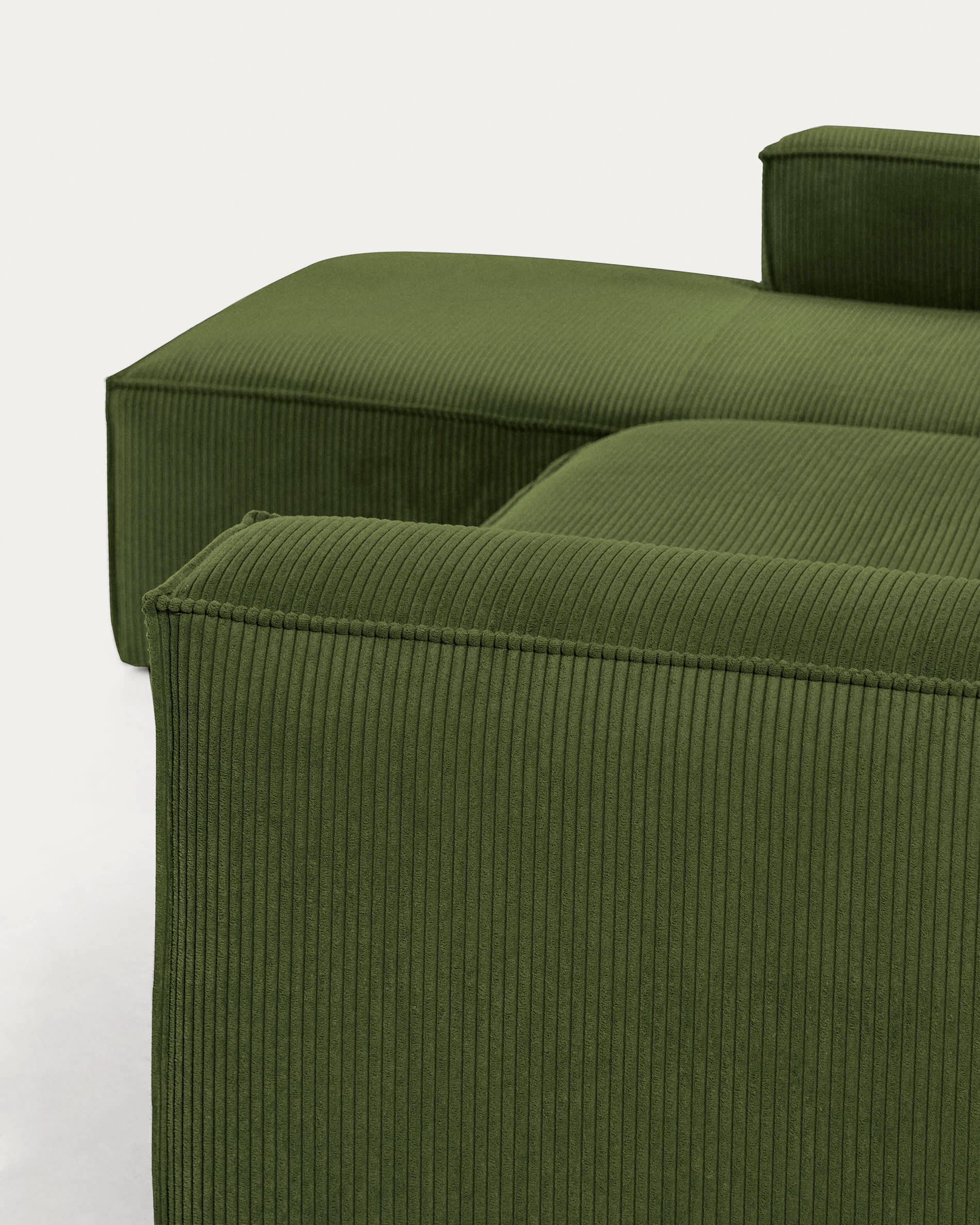 Genießen Sie Komfort und Stil mit dem Blok 3-Sitzer-Sofa in grünem Cord und linker Chaiselongue – perfekt für gesellige Abende.