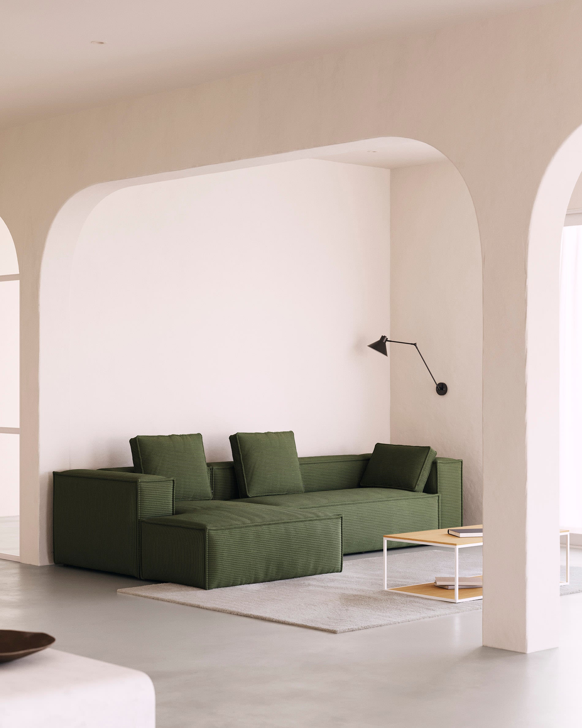 Das Blok 3-Sitzer-Sofa mit Chaiselongue links in grünem Cord bietet Komfort und Stil. Nachhaltig mit FSC-zertifiziertem Holz.