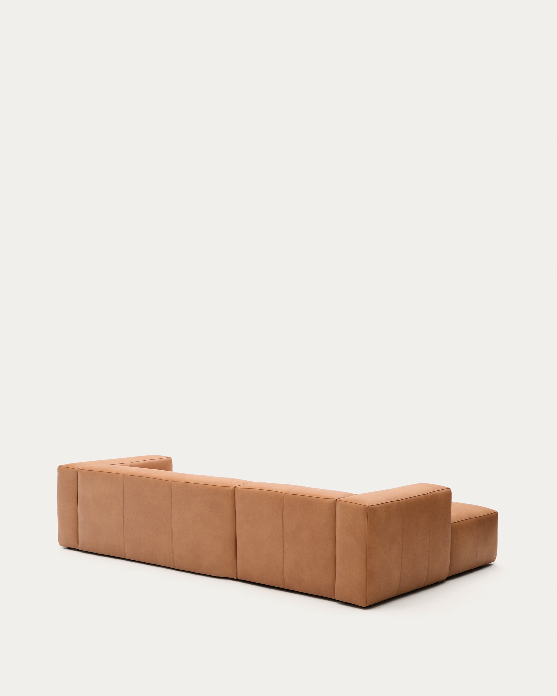 Sofa Blok aus braunem Leder 3-Sitzer Chaiselongue links 300 cm in Braun präsentiert im Onlineshop von KAQTU Design AG. 3er Sofa ist von Kave Home
