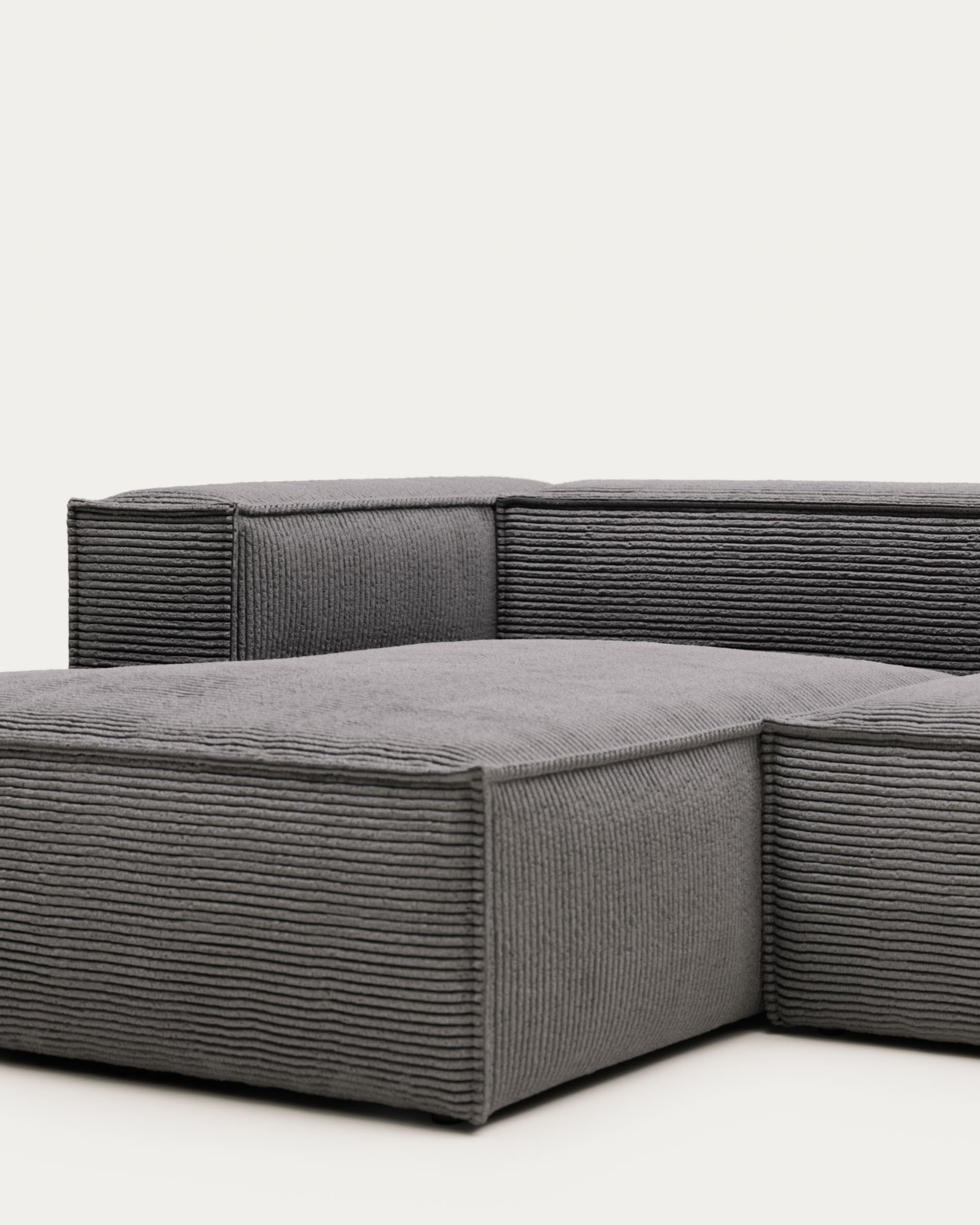 3-Sitzer-Sofa Blok mit Chaiselongue links, schwer entflammbar mit dickem, grauem Cord, 300 cm in Grau präsentiert im Onlineshop von KAQTU Design AG. 3er Sofa ist von Kave Home