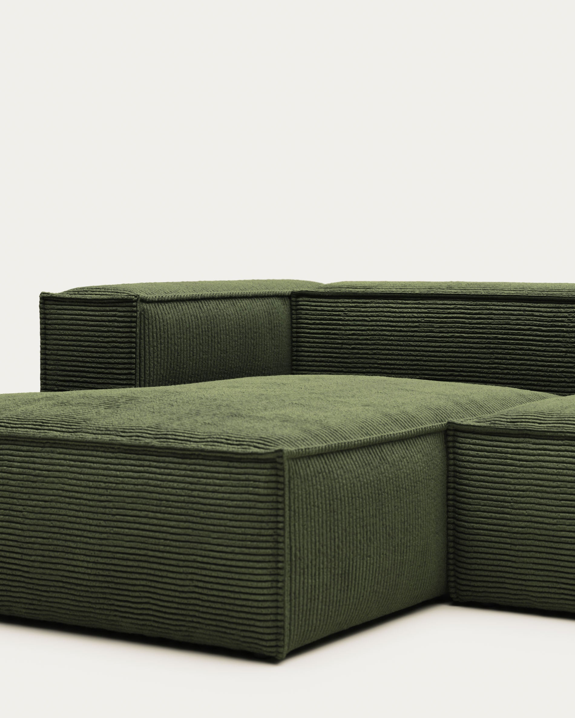 3-Sitzer-Sofa Blok mit Chaiselongue links, schwer entflammbar mit dickem, grünen Cord, 300 cm, FSC Mix Credit in Grün präsentiert im Onlineshop von KAQTU Design AG. 3er Sofa ist von Kave Home