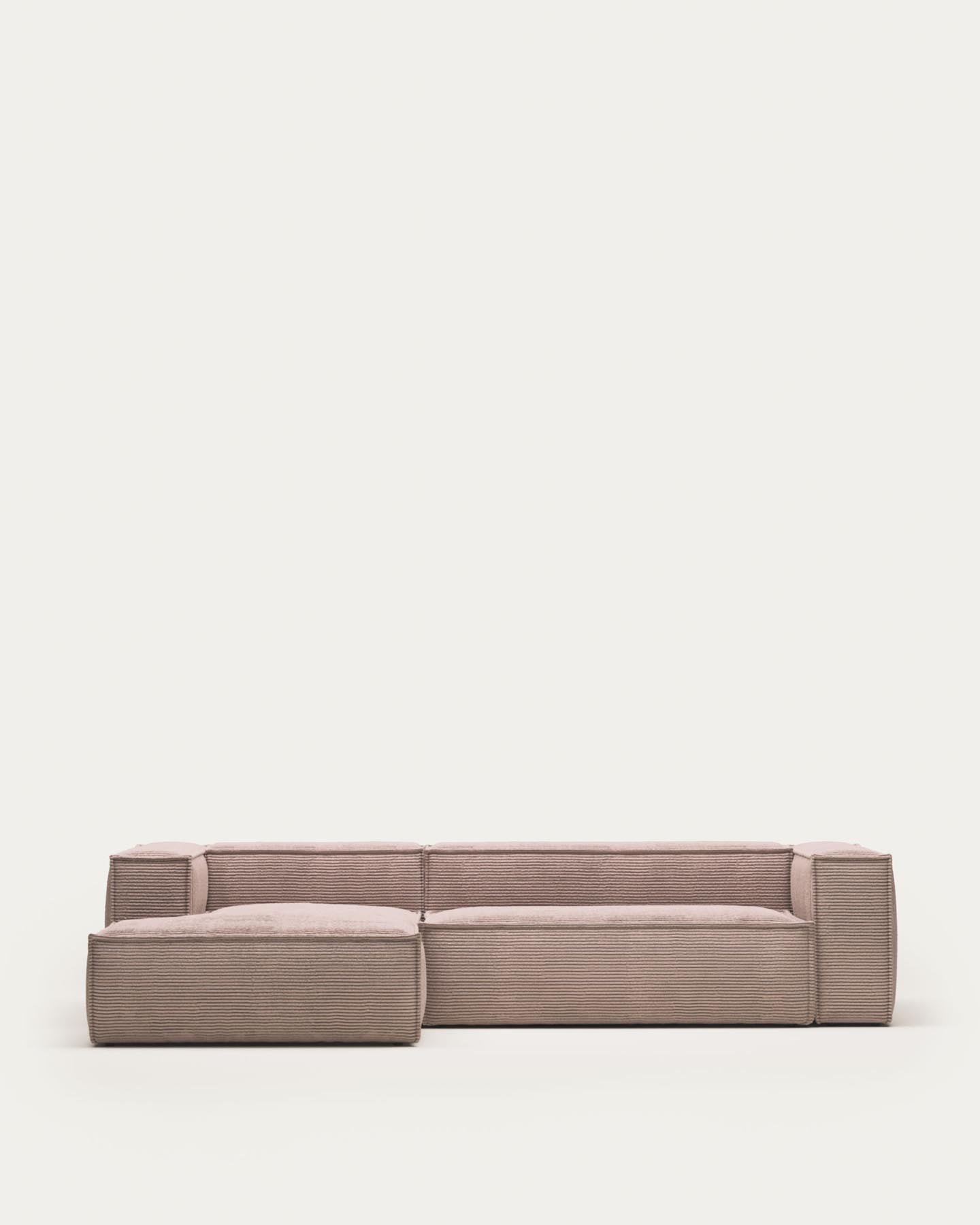 3-Sitzer-Sofa Blok mit Chaiselongue links, schwer entflammbar mit dickem, rosafarbenem Cord, 300 cm in Rosa präsentiert im Onlineshop von KAQTU Design AG. 3er Sofa ist von Kave Home