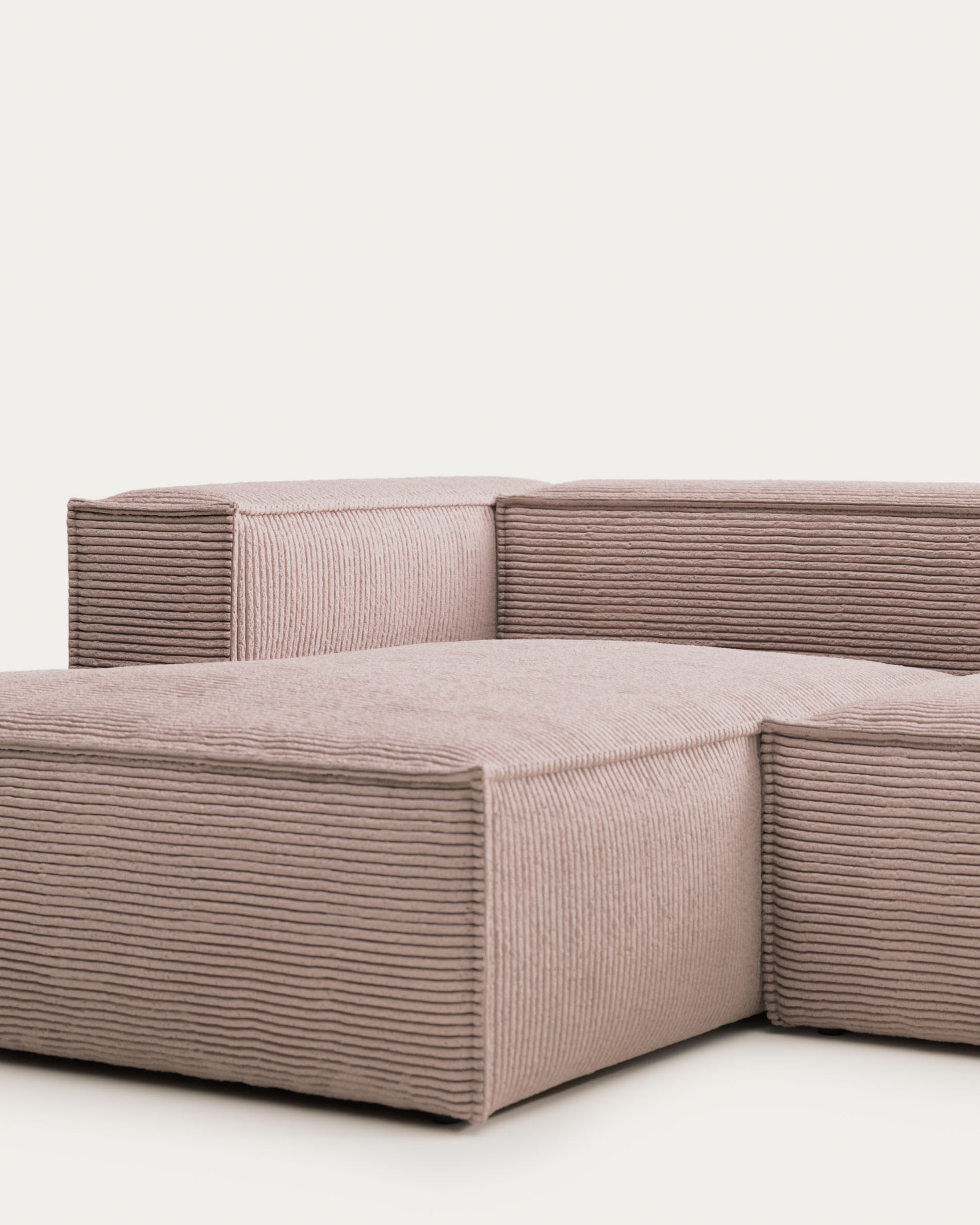 3-Sitzer-Sofa Blok mit Chaiselongue links, schwer entflammbar mit dickem, rosafarbenem Cord, 300 cm in Rosa präsentiert im Onlineshop von KAQTU Design AG. 3er Sofa ist von Kave Home