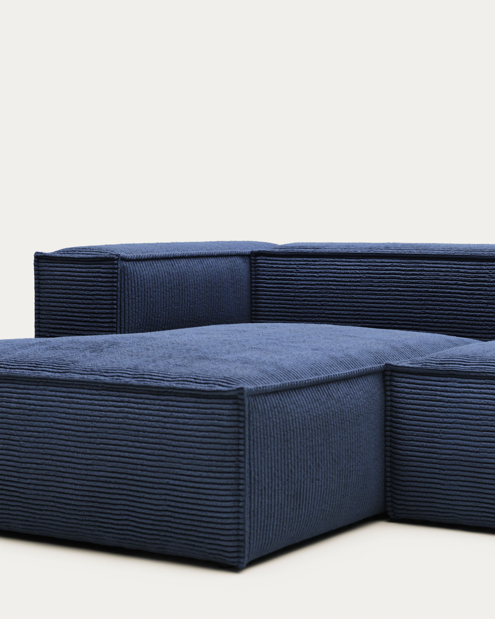 3-Sitzer-Sofa Blok mit Chaiselongue links, schwer entflammbar mit dickem, blauem Cord, 300 cm, FSC Mix Credit in Blau präsentiert im Onlineshop von KAQTU Design AG. 3er Sofa ist von Kave Home