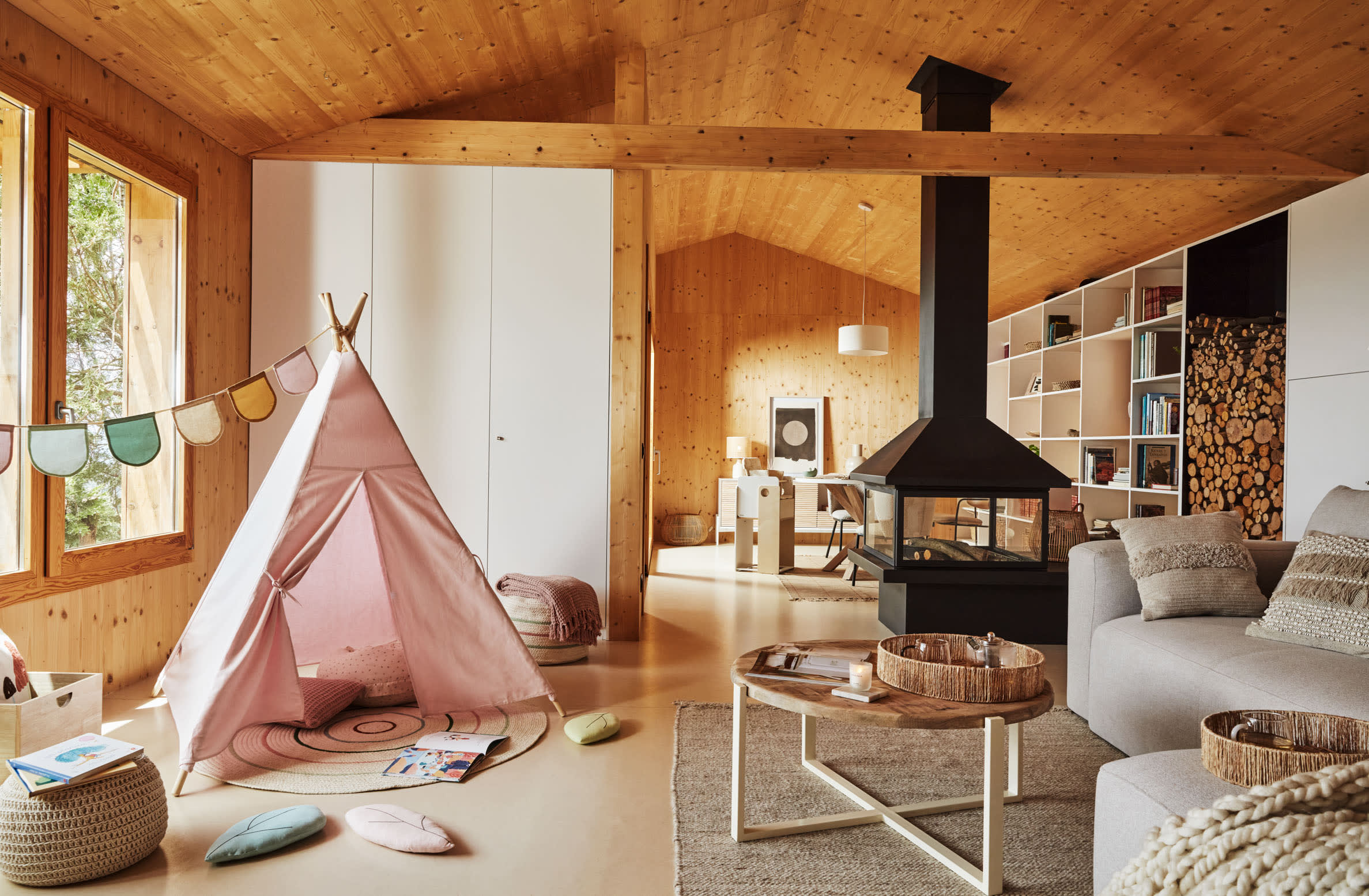 Elegantes 3-Sitzer Sofa mit rechter Chaiselongue, beige, 300 cm, FSC-zertifiziert, von Kave Home. Stilvoll und nachhaltig.