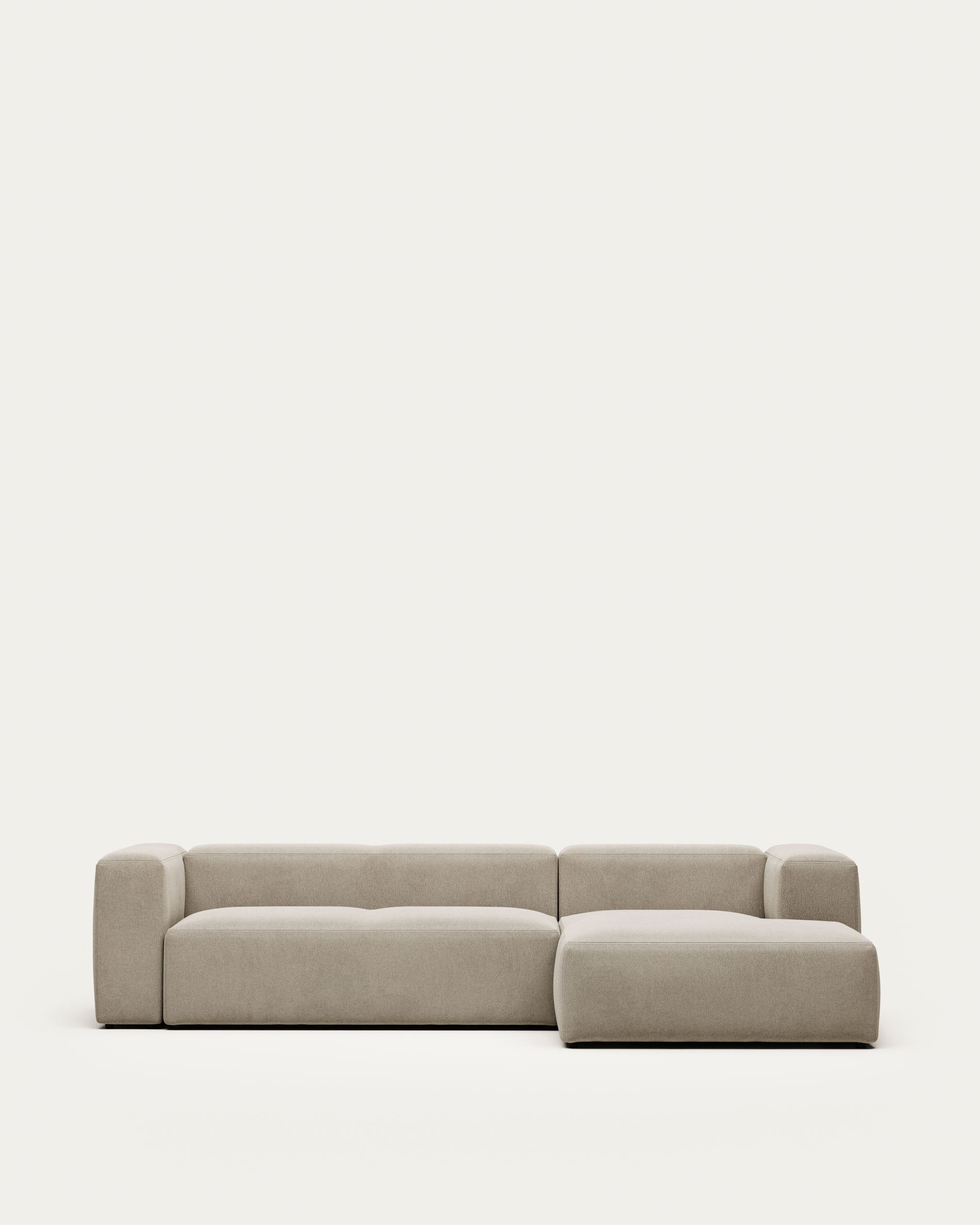 3-Sitzer-Sofa Blok mit Chaiselongue rechts, schwer entflammbar mit beiger Chenille, 300 cm in Beige präsentiert im Onlineshop von KAQTU Design AG. 3er Sofa ist von Kave Home