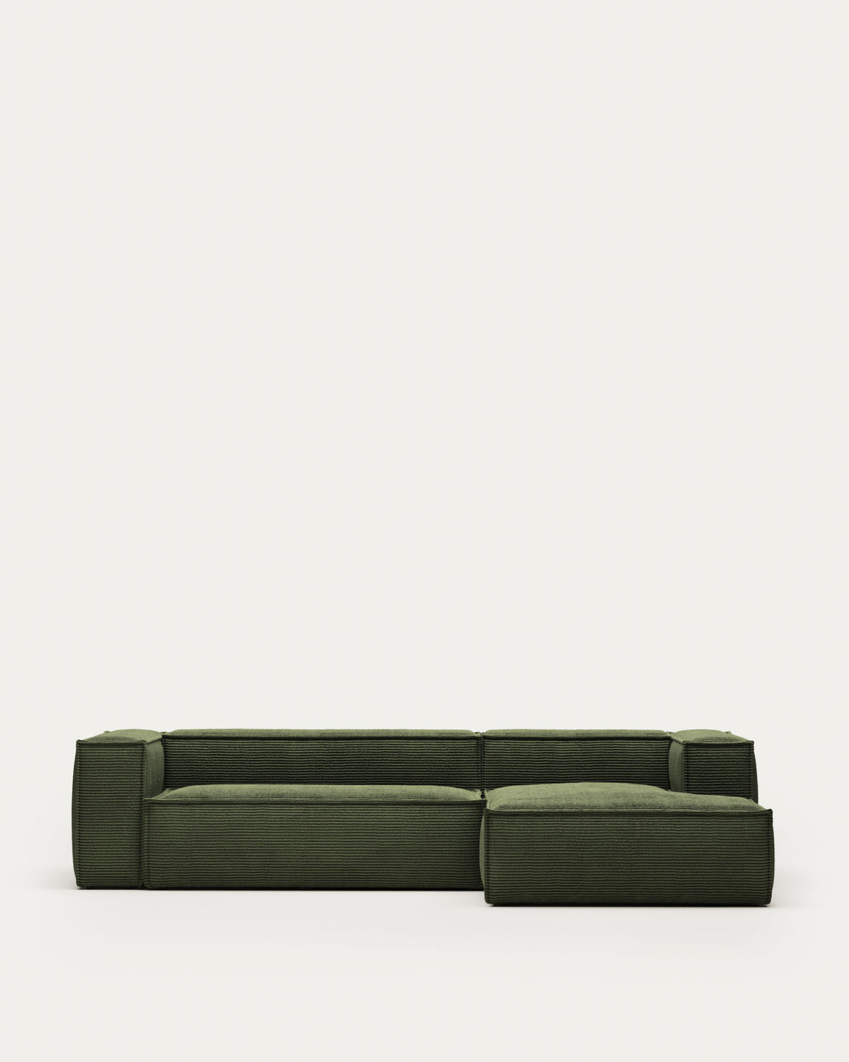 3-Sitzer-Sofa Blok mit dickem, grünem Cord und Chaiselongue rechts 300 cm FSC Mix Credit in Grün präsentiert im Onlineshop von KAQTU Design AG. L-Sofa rechts ist von Kave Home