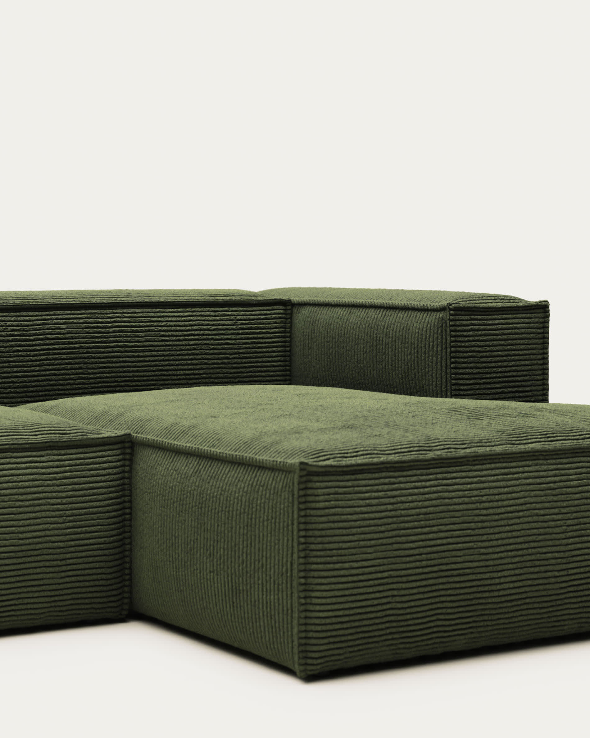 Entspannen Sie stilvoll auf dem Blok 3-Sitzer-Sofa mit rechter Chaiselongue (300 cm) aus hochwertigem, grünem Cord – Komfort trifft Nachhaltigkeit.