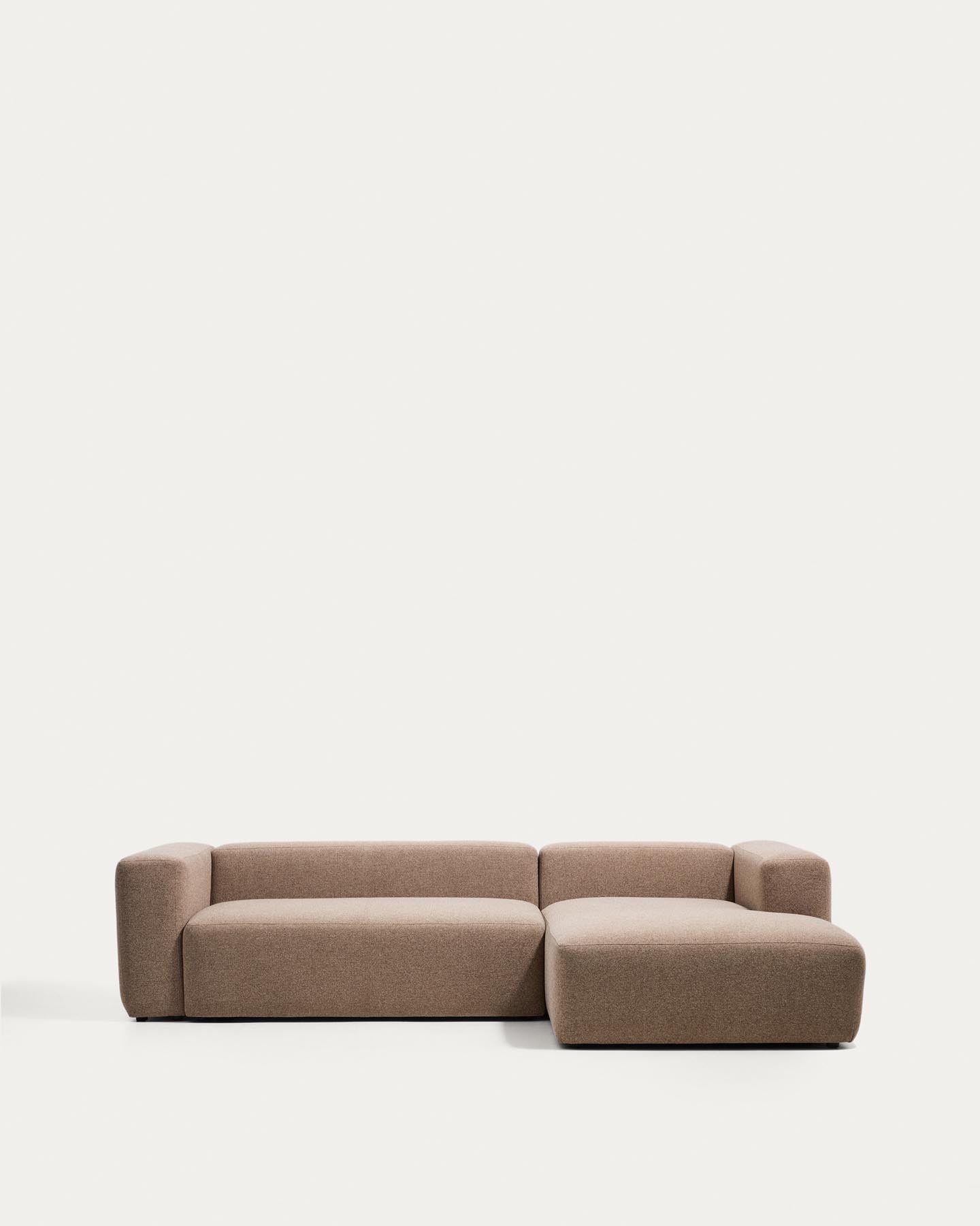 3-Sitzer-Sofa Blok mit Chaiselongue rechts in brauner Chenille, 300 cm, FSC Mix Credit in Taupe präsentiert im Onlineshop von KAQTU Design AG. L-Sofa rechts ist von Kave Home