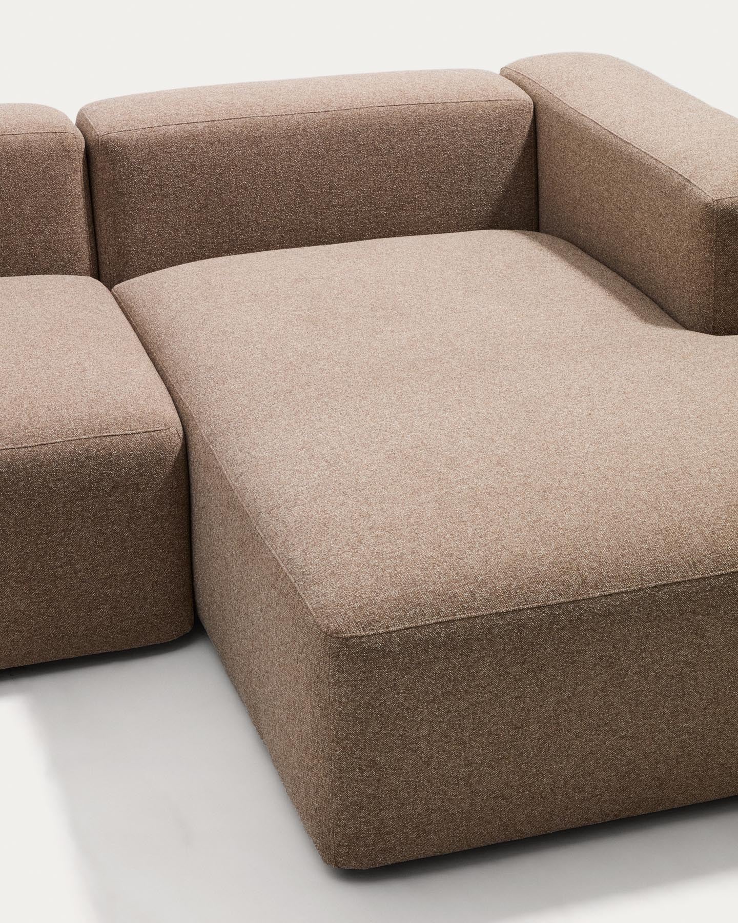 3-Sitzer-Sofa Blok mit Chaiselongue rechts in brauner Chenille, 300 cm, FSC Mix Credit in Taupe präsentiert im Onlineshop von KAQTU Design AG. L-Sofa rechts ist von Kave Home