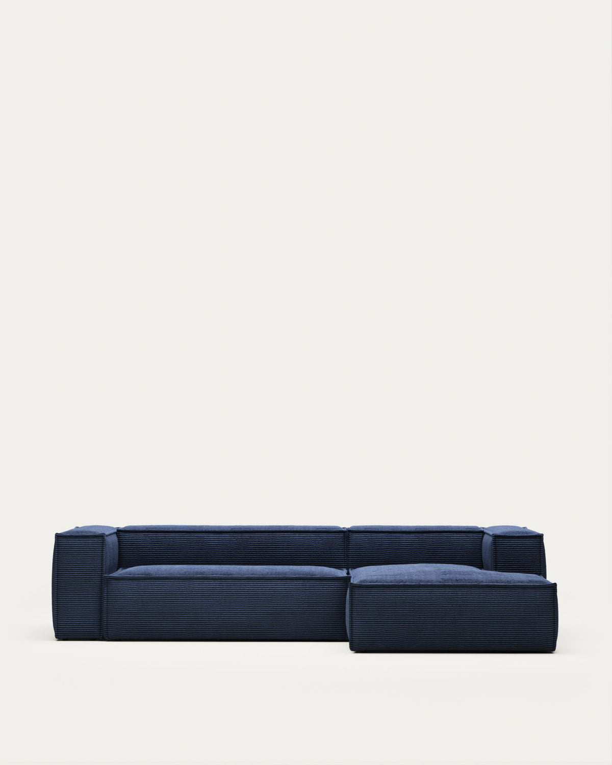 3-Sitzer-Sofa Blok mit Chaiselongue rechts, schwer entflammbar mit dickem, blauem Cord, 300 cm, FSC Mix Credit in Blau präsentiert im Onlineshop von KAQTU Design AG. 3er Sofa ist von Kave Home