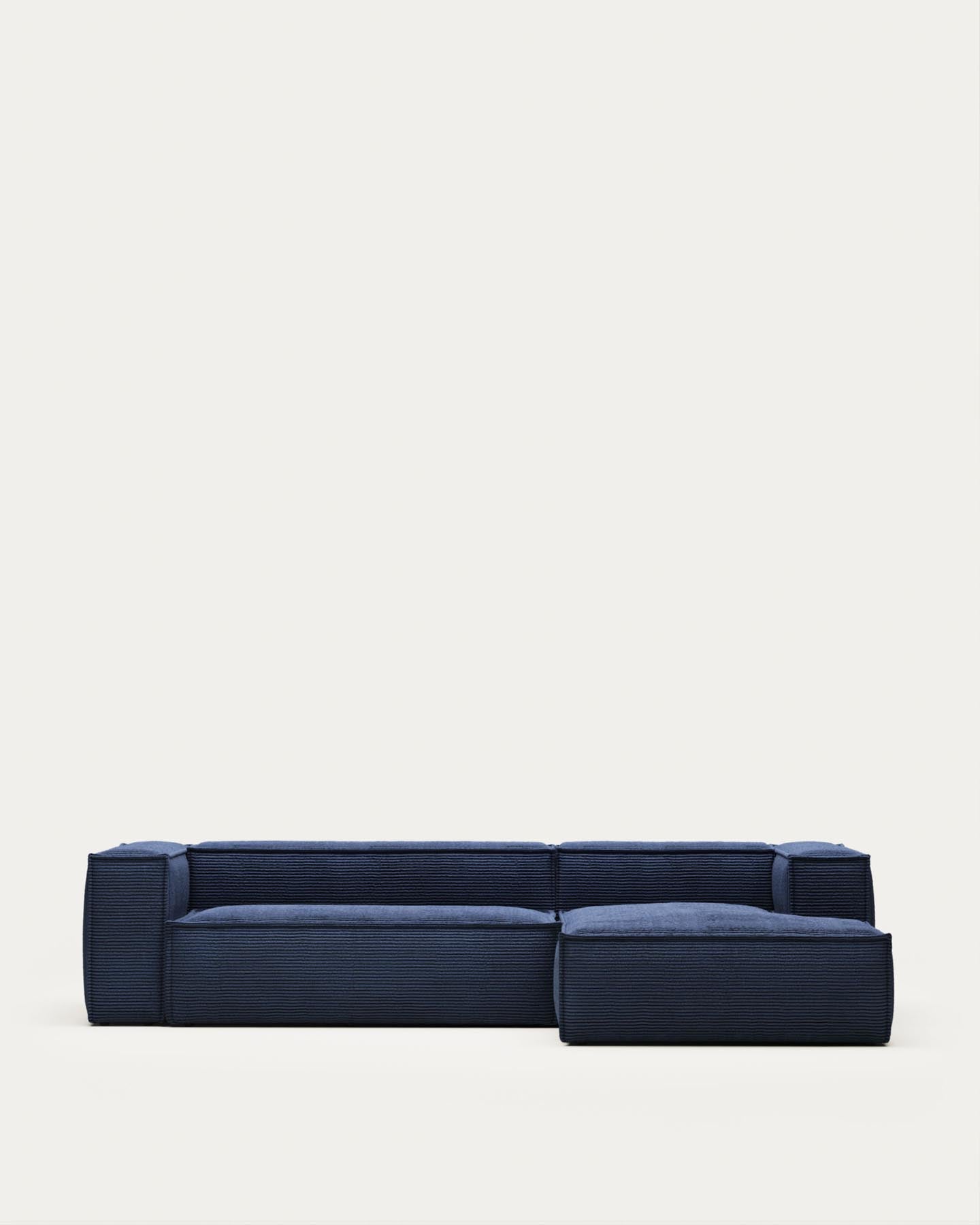 3-Sitzer-Sofa Blok mit Chaiselongue rechts, schwer entflammbar mit dickem, blauem Cord, 300 cm, FSC Mix Credit in Blau präsentiert im Onlineshop von KAQTU Design AG. 3er Sofa ist von Kave Home