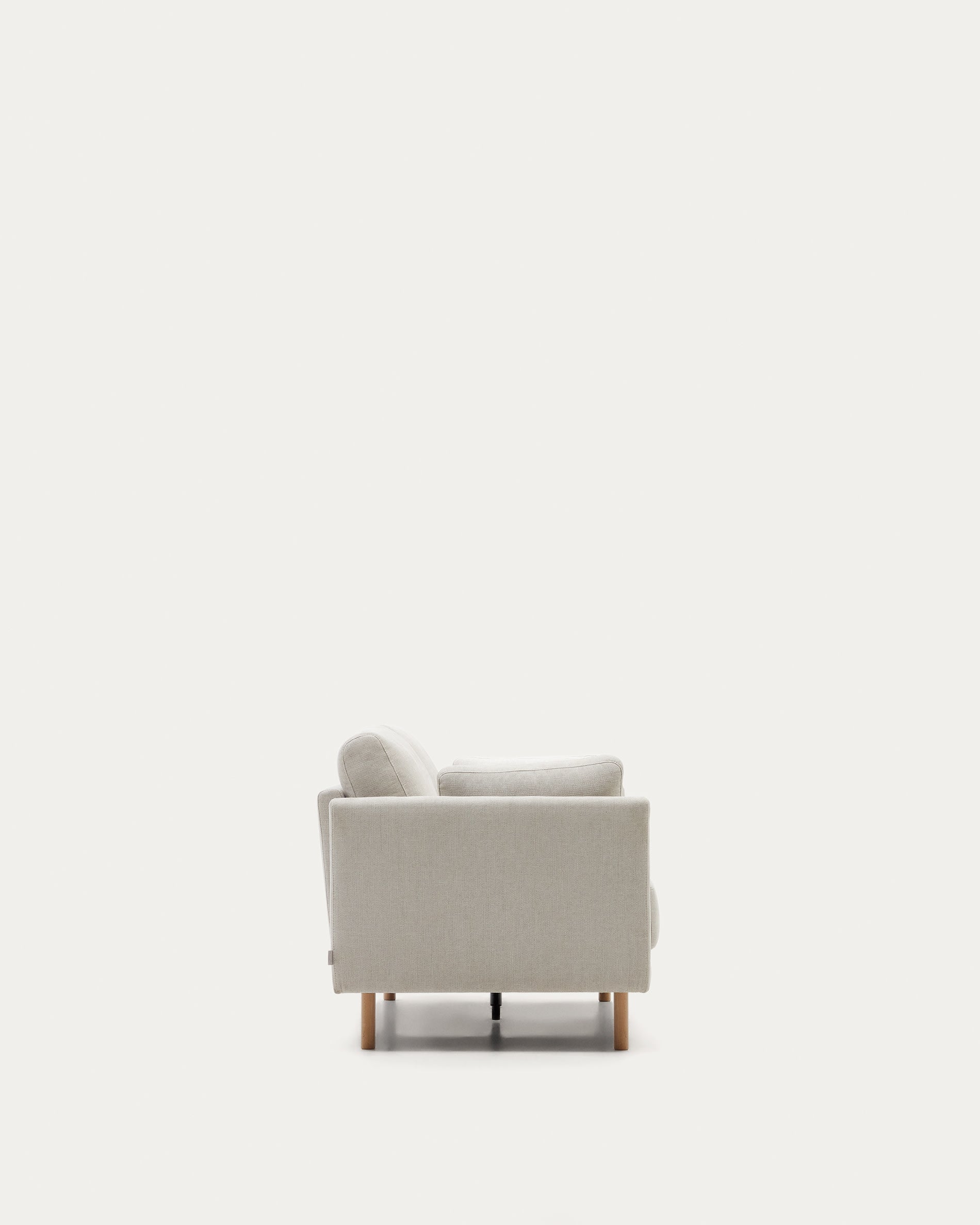 Stilvolles 2-Sitzer-Sofa aus perlfarbener Chenille, 170 cm breit, mit Beinen in natürlichem Holzfinish, von Kave Home.